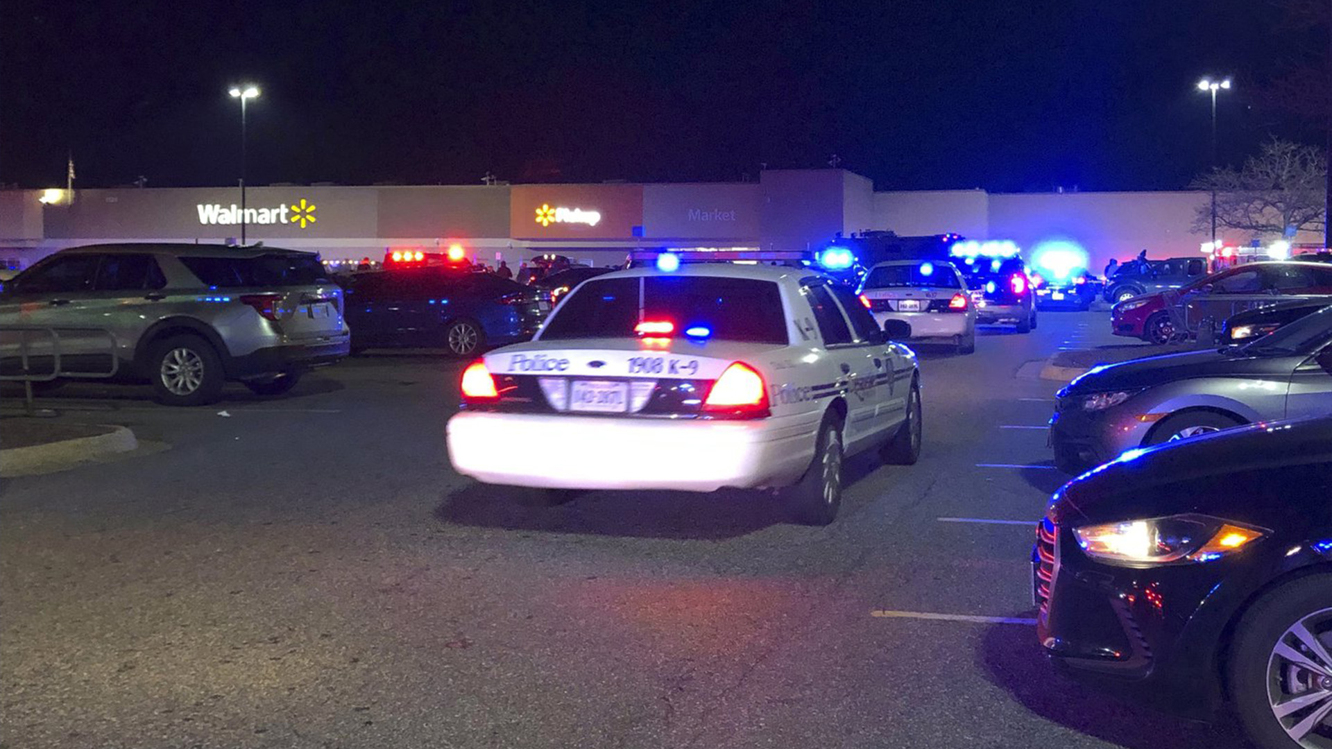Dans cette image tirée d'une vidéo, la police de Virginie répond à la scène d'une fusillade mortelle dans un Walmart le mardi soir 22 novembre 2022 à Chesapeake, en Virginie.