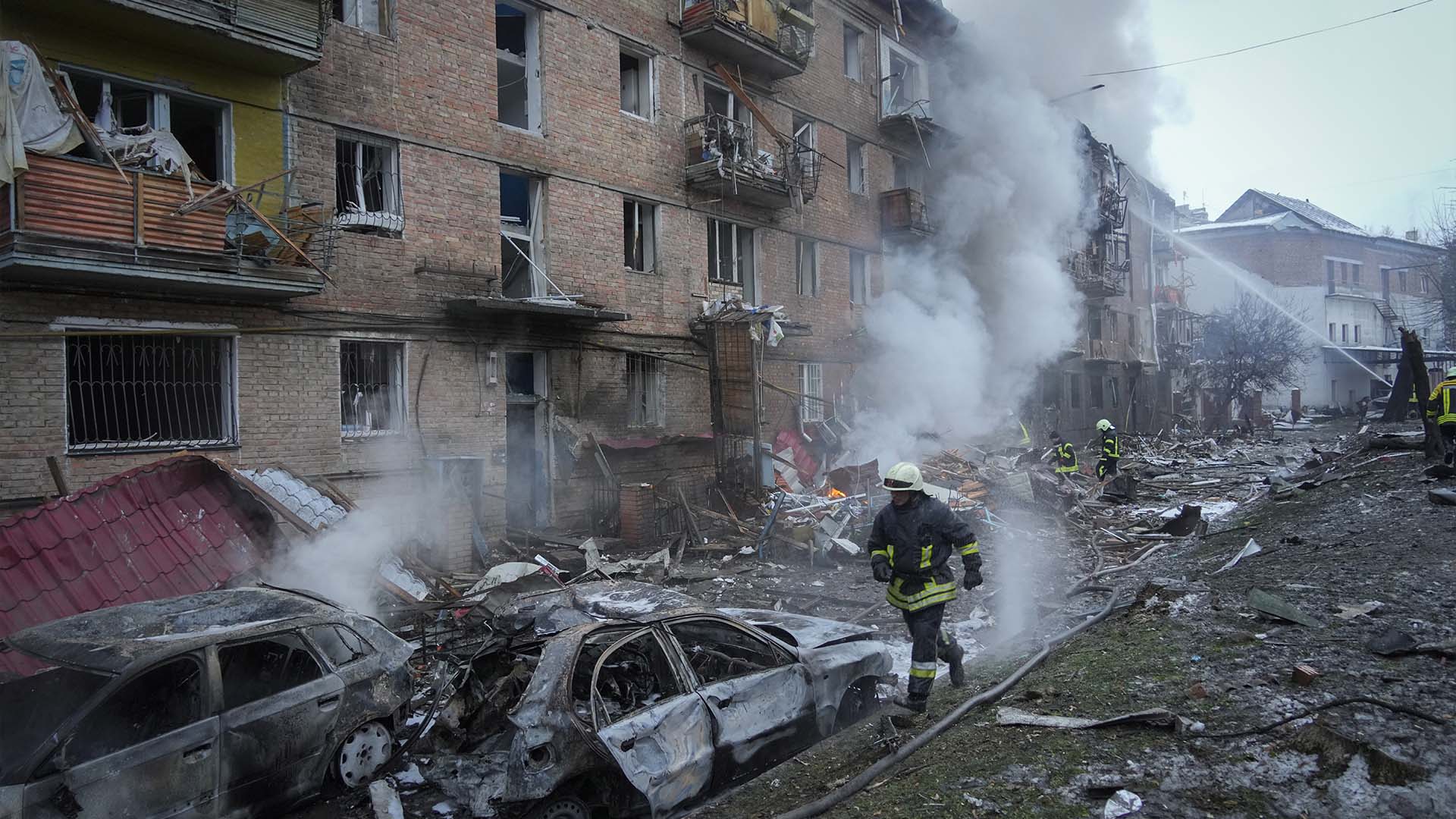 Des pompiers du service d'urgence de l'État ukrainien travaillent à l'extinction d'un incendie sur les lieux d'un bombardement russe dans la ville de Vyshgorod, à l'extérieur de la capitale Kiev, en Ukraine, le 23 novembre 2022.