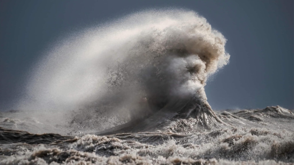 Une photographie d'une vague massive du lac Érié le 16 novembre. (Facebook/Cody Evans)