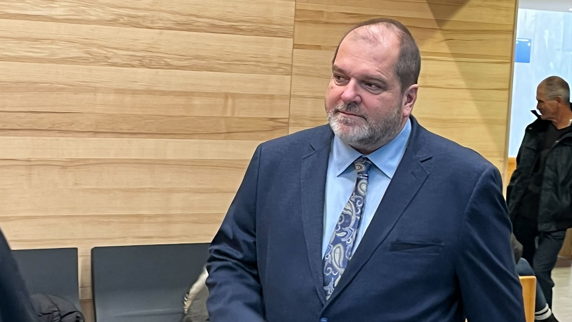 L'ex-député de Rimouski, Harold LeBel, au palais de justice de Rimouski en novembre 2022, pendant son procès pour agression sexuelle.