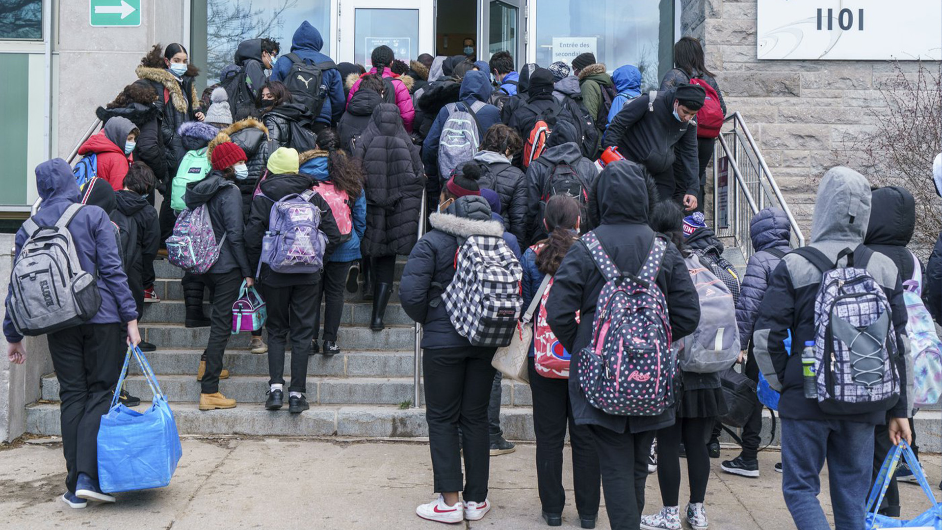 Le gouvernement de l'Alberta déclare que les conseils scolaires n'ont plus le droit d'obliger les élèves à porter le masque à l'école ni de les obliger à suivre leurs cours à distance. 