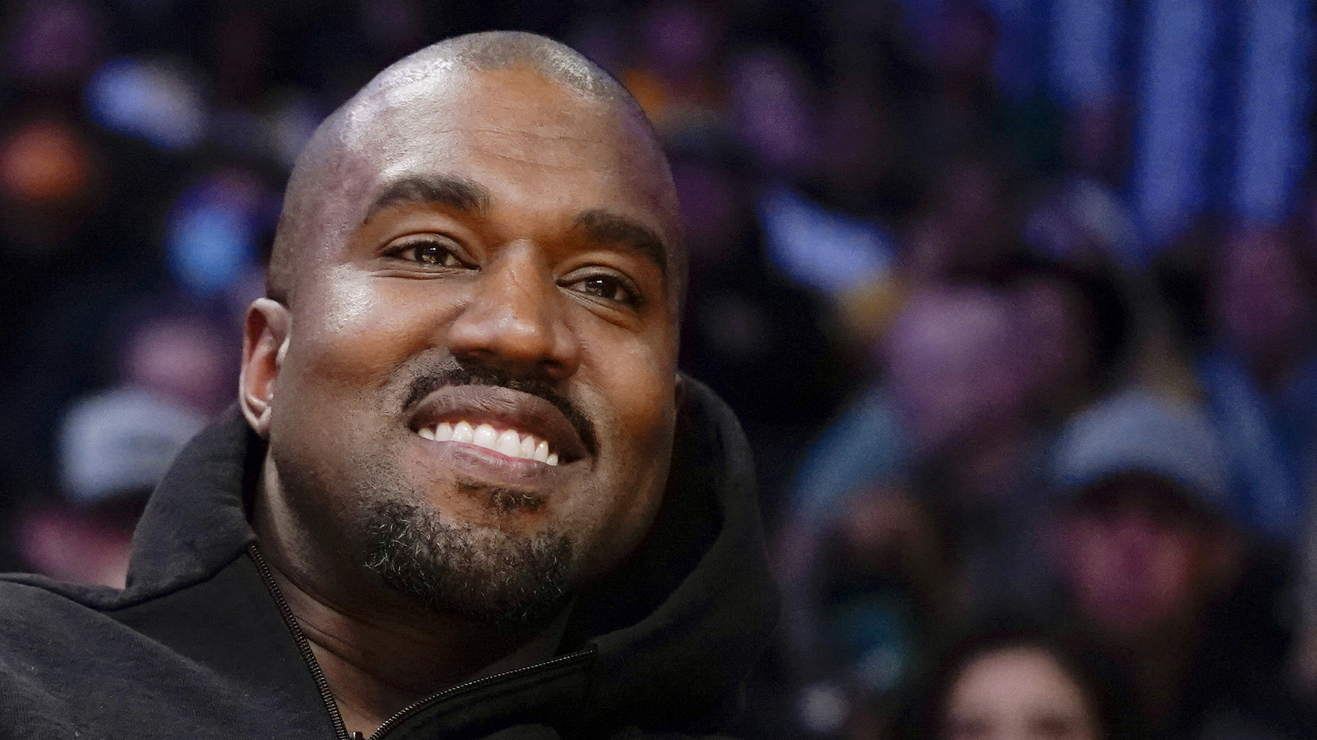 Après avoir été largué par plusieurs partenaires tels que Gap, Adidas et Balenciaga pour avoir tenu des propos antisémites, Kanye West a annoncé la semaine dernière vouloir se présenter à nouveau à la présidence des États-Unis.