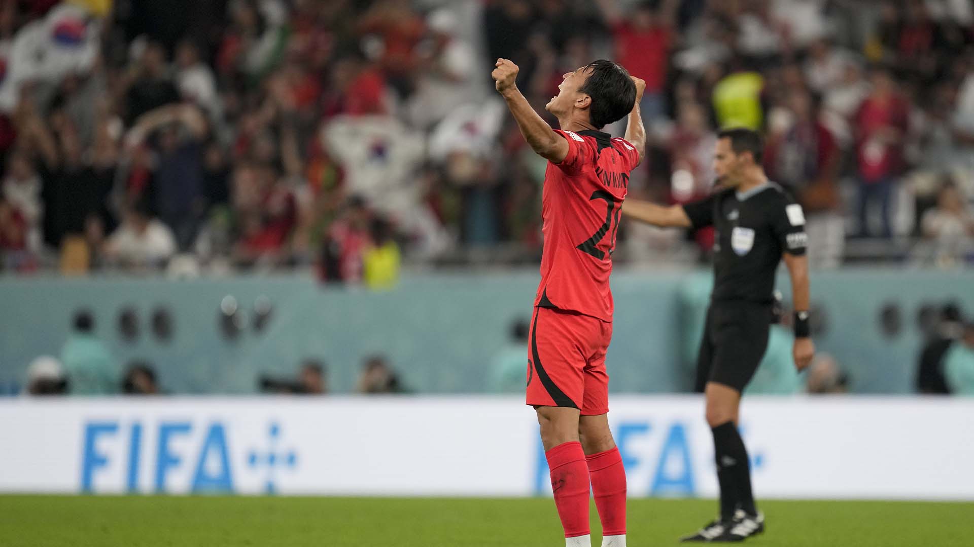 Le sud-coréen Kwon Kyung-won réagit à la fin du match du groupe H de la Coupe du monde entre la Corée du Sud et le Portugal, au stade Education City d'Al Rayyan, au Qatar, le vendredi 2 décembre 2022. 