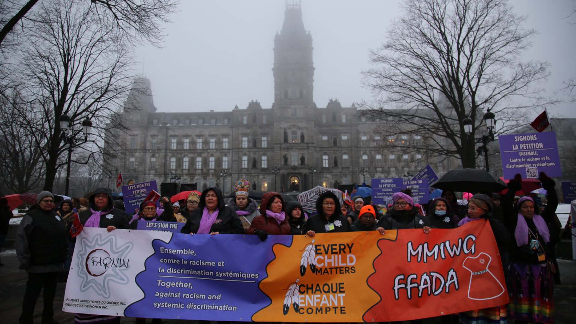 Une centaine de femmes de différentes nations et communautés autochtones se sont rassemblées samedi devant l’Assemblée nationale.