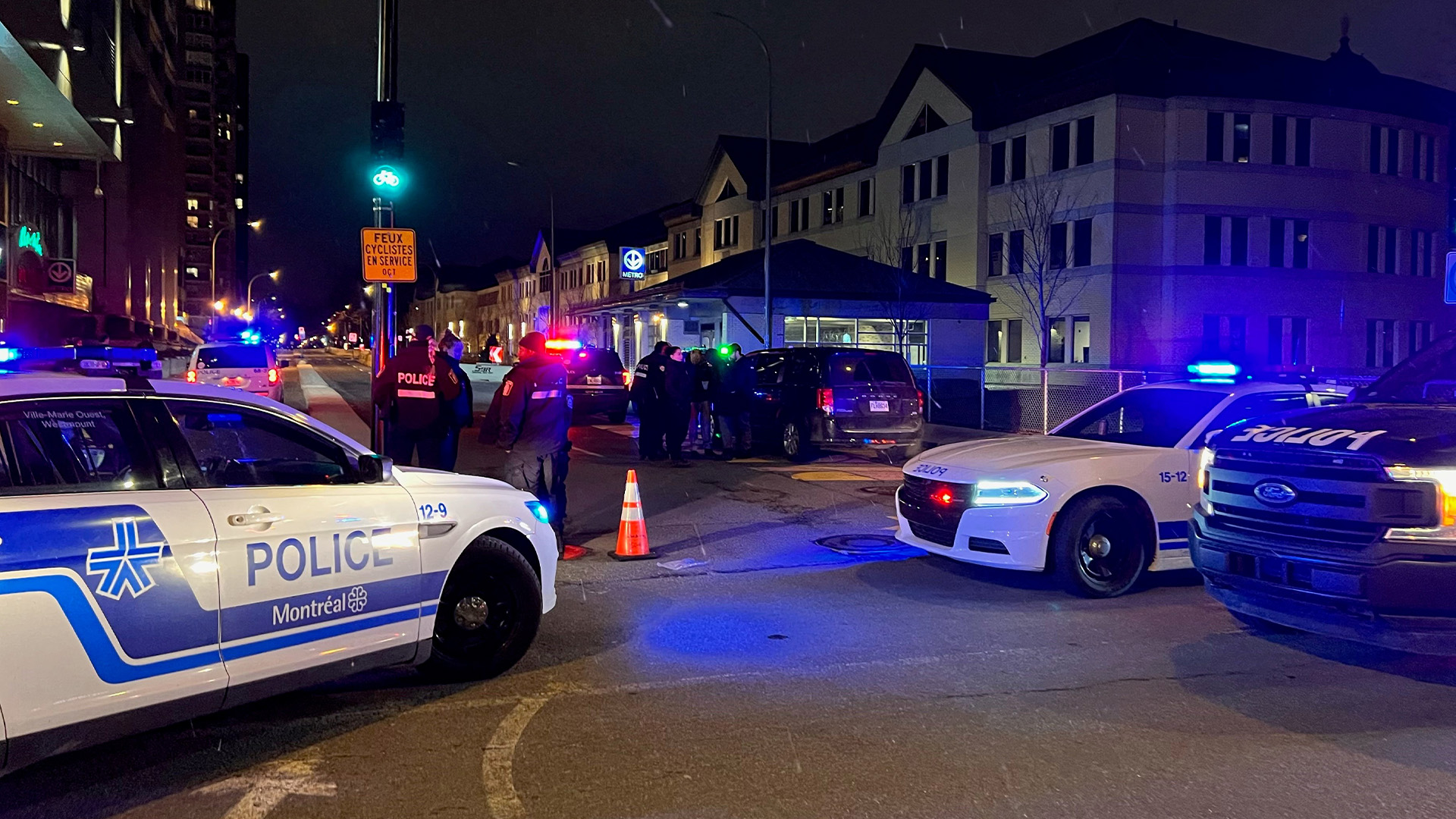 Une fusillade à la station de métro Atwater à Montréal le dimanche 4 décembre 2022 blesse gravement un homme. Il y a eu deux autres fusillades à Montréal le même soir.