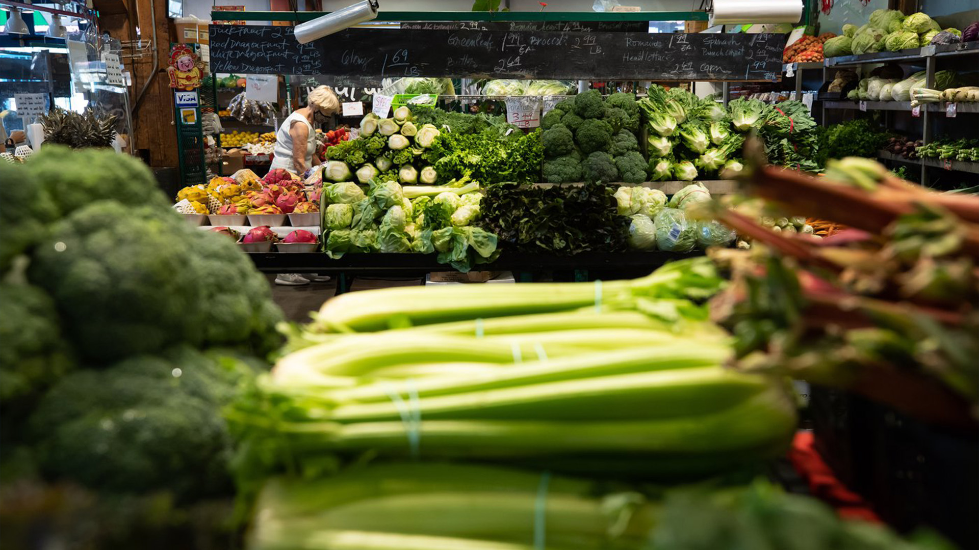 Les prix des aliments au Canada continueront d'augmenter au cours de la prochaine année car une nouvelle recherche indique que les coûts d'épicerie devraient bondir de près de 7 % en 2023. 