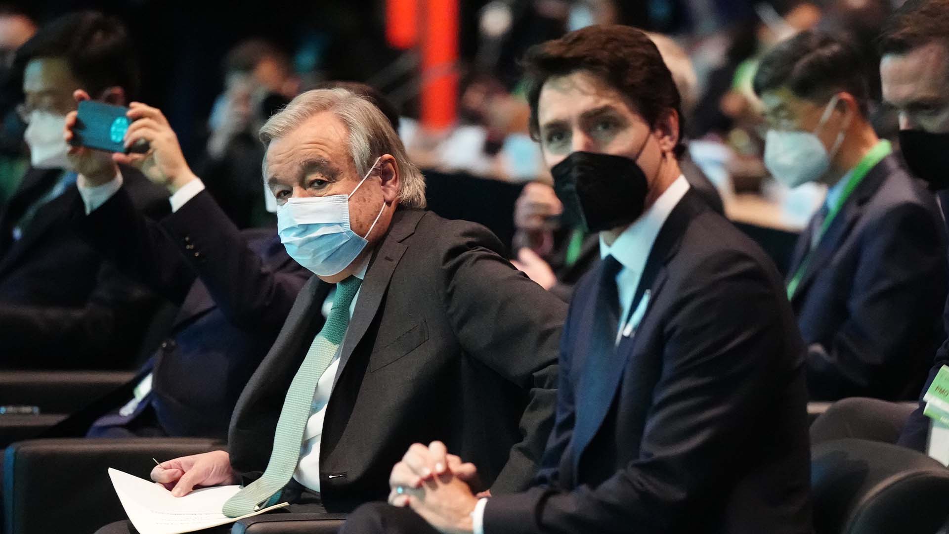 Le secrétaire général des Nations Unies Antonio Guterres, à gauche, et le premier ministre canadien Justin Trudeau, au centre, assistent à la cérémonie d'ouverture de la 15e réunion de la Conférence des Parties (COP15) à la Convention des Nations Unies sur la diversité biologique à Montréal mardi 6 décembre 2022.