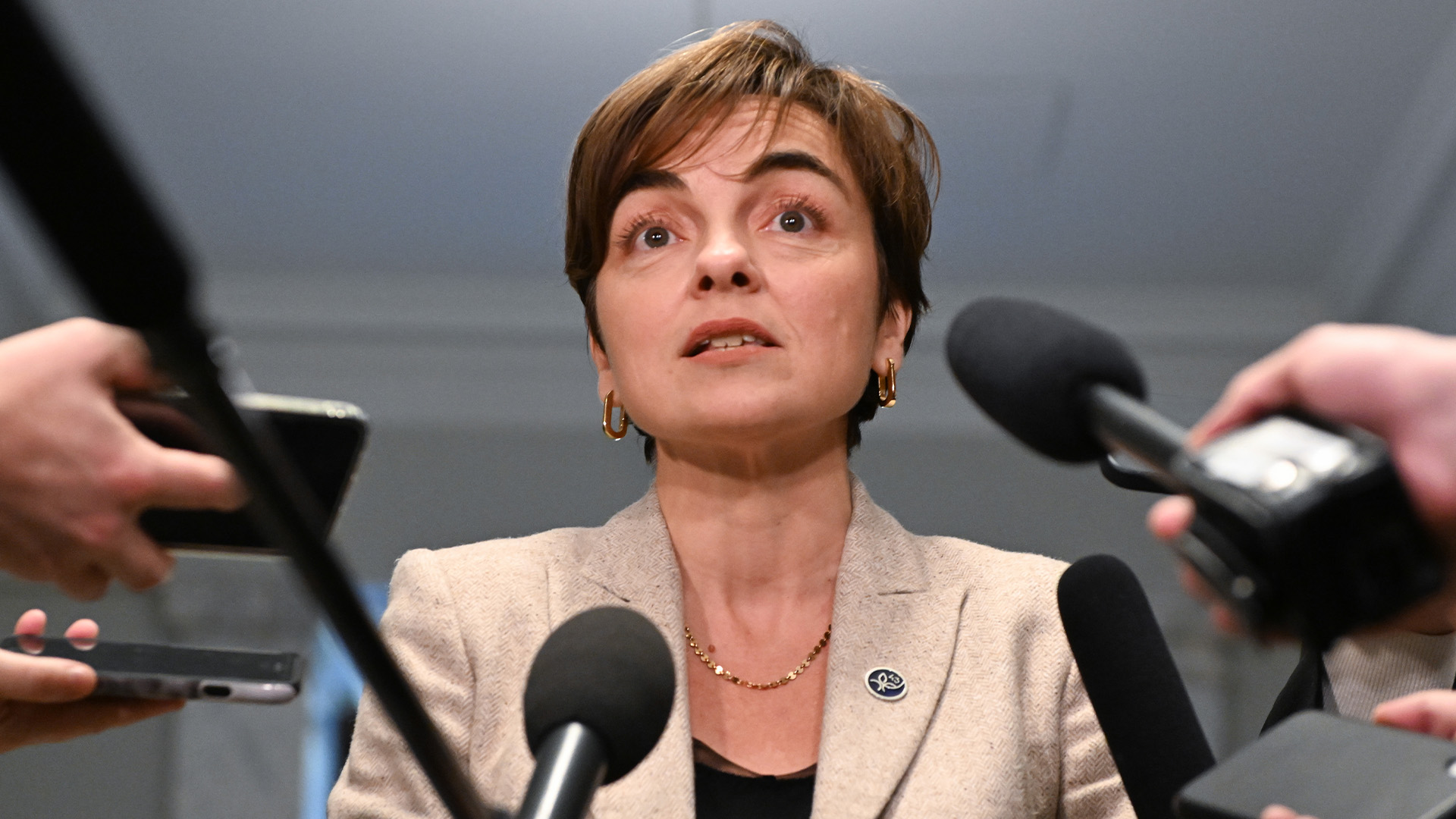 La ministre de l'Immigration du Québec, Christine Frechette, répond aux questions des journalistes avant d'entrer en réunion du cabinet, le mercredi 2 novembre 2022, à l'Assemblée législative de Québec.
