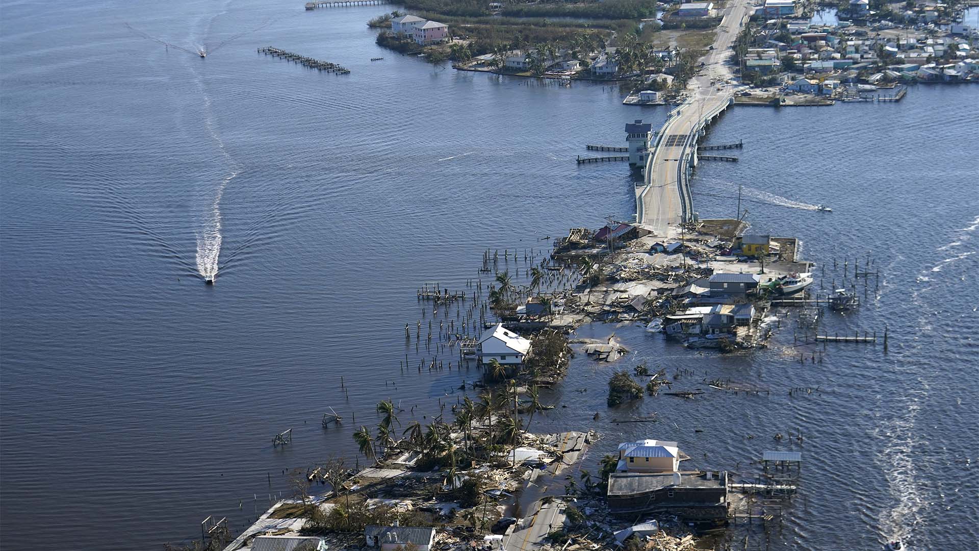 Le pont menant de Fort Myers à Pine Island, en Floride, est gravement endommagé à la suite de l'ouragan Ian sur Pine Island, en Floride, le samedi 1er octobre 2022. (AP Photo/Gérald Herbert)