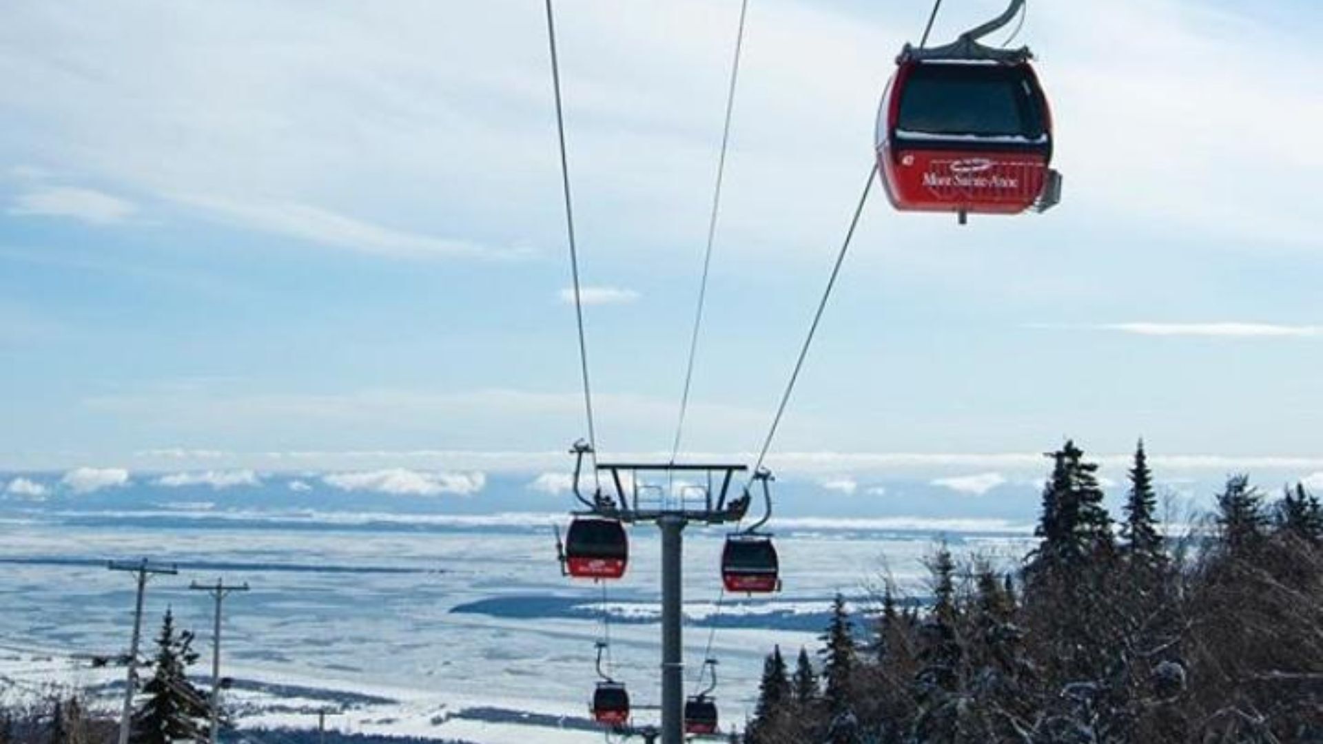 Les skieurs peuvent à nouveau dévaler les pentes du Mont-Sainte-Anne : la station de ski a rouvert ses portes dimanche, après un mois de fermeture.