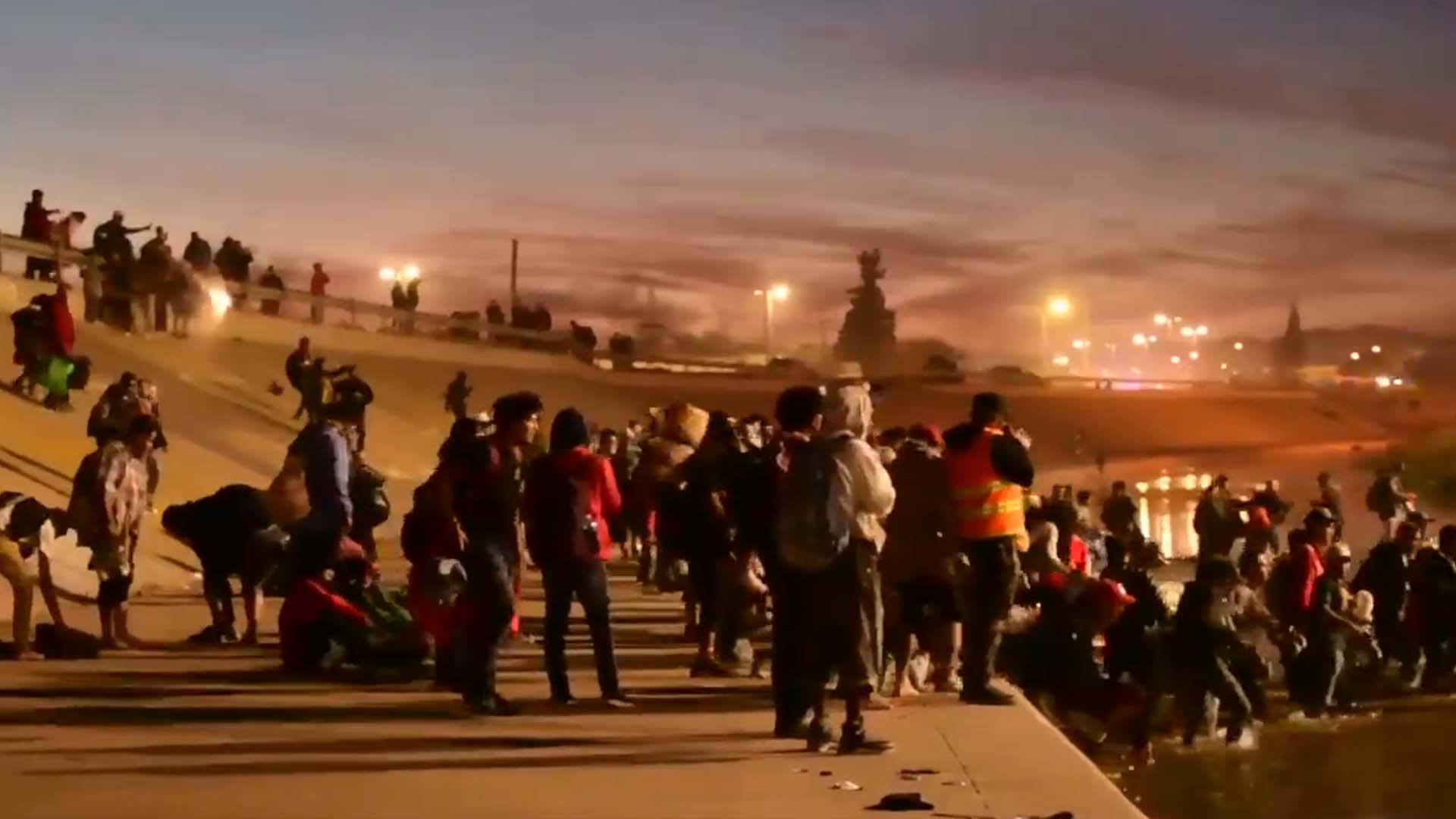 Dans le secteur d'El Paso, une vidéo montre des centaines de personnes traversant illégalement la frontière américaine.