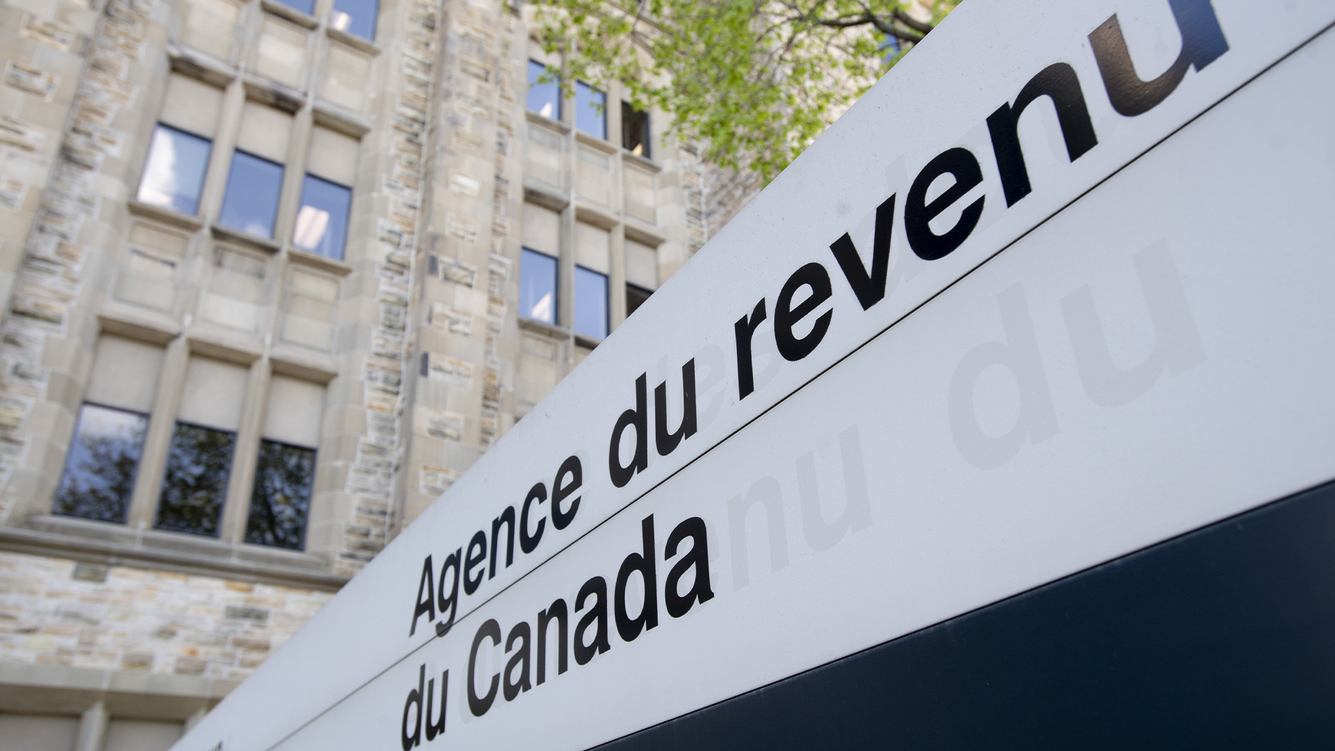 L'ombudsman des contribuables affirme que l'Agence du revenu du Canada devrait prévenir les Canadiens qui demandent des prestations du risque de récupération potentielle, par la suite, d'autres mesures de soutien du revenu.