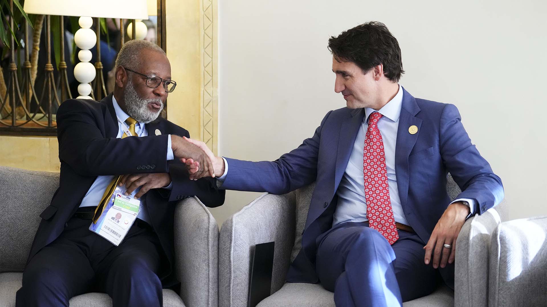 Le ministre des Affaires étrangères d'Haïti, Jean Victor Geneus, et le premier ministre Justin Trudeau participent à une discussion sur la situation en Haïti en marge du Sommet de la Francophonie à Djerba, en Tunisie, le dimanche 20 novembre 2022. 