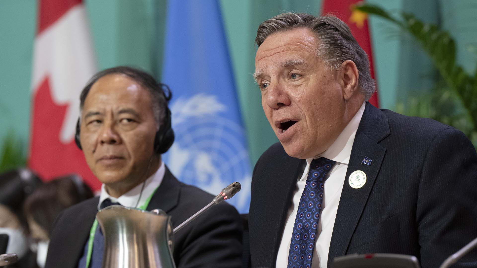 Le premier ministre du Québec, François Legault, à droite, prend la parole à l'ouverture du segment de haut niveau alors que le vice-gouverneur chinois de la province du Yunnan, Wang Xiangang, assiste à la conférence sur la biodiversité COP15, à Montréal, le jeudi 15 décembre 2022.