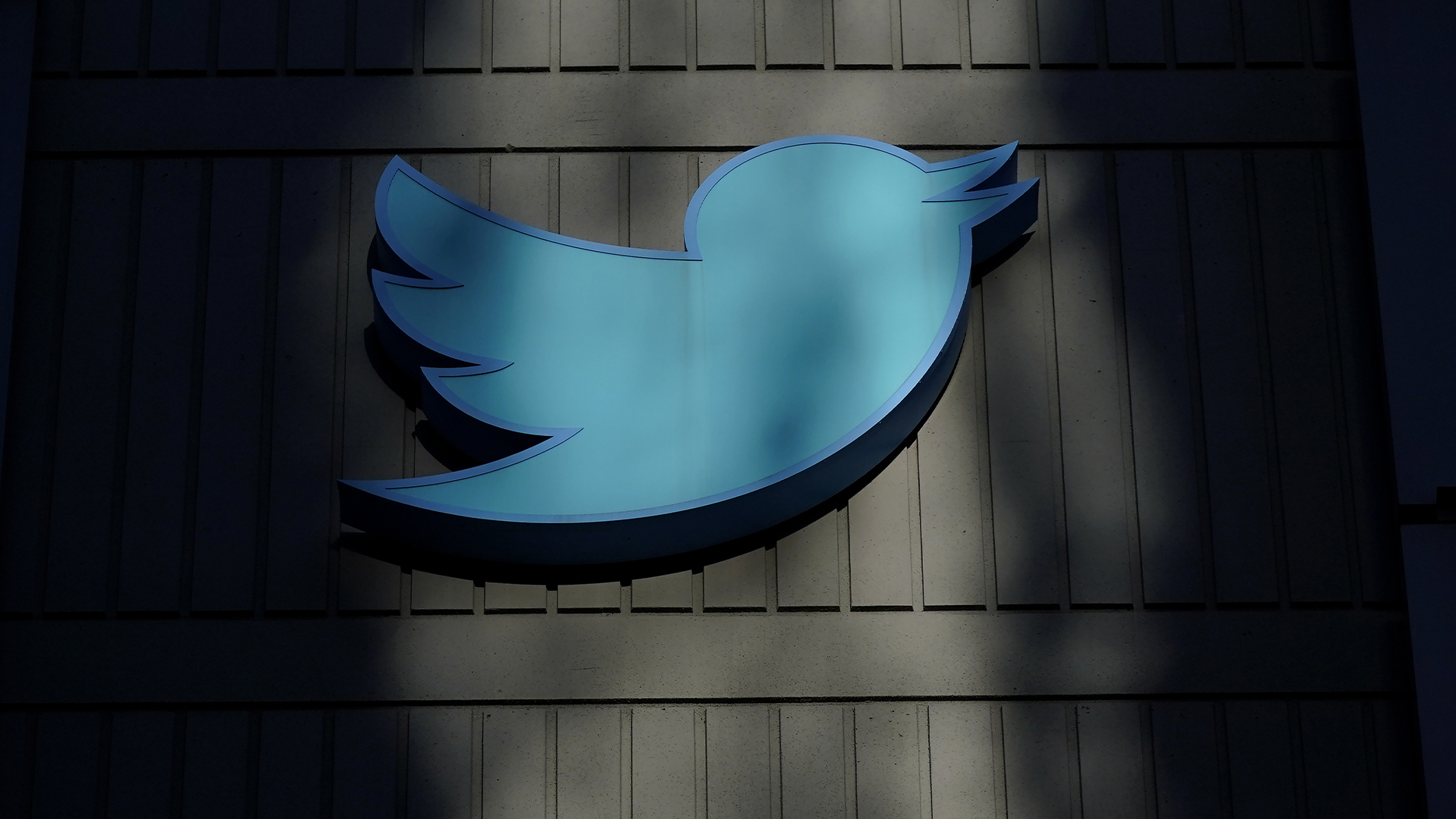 Les utilisateurs de Twitter ne pourront plus diffuser de liens menant à certains réseaux sociaux rivaux.