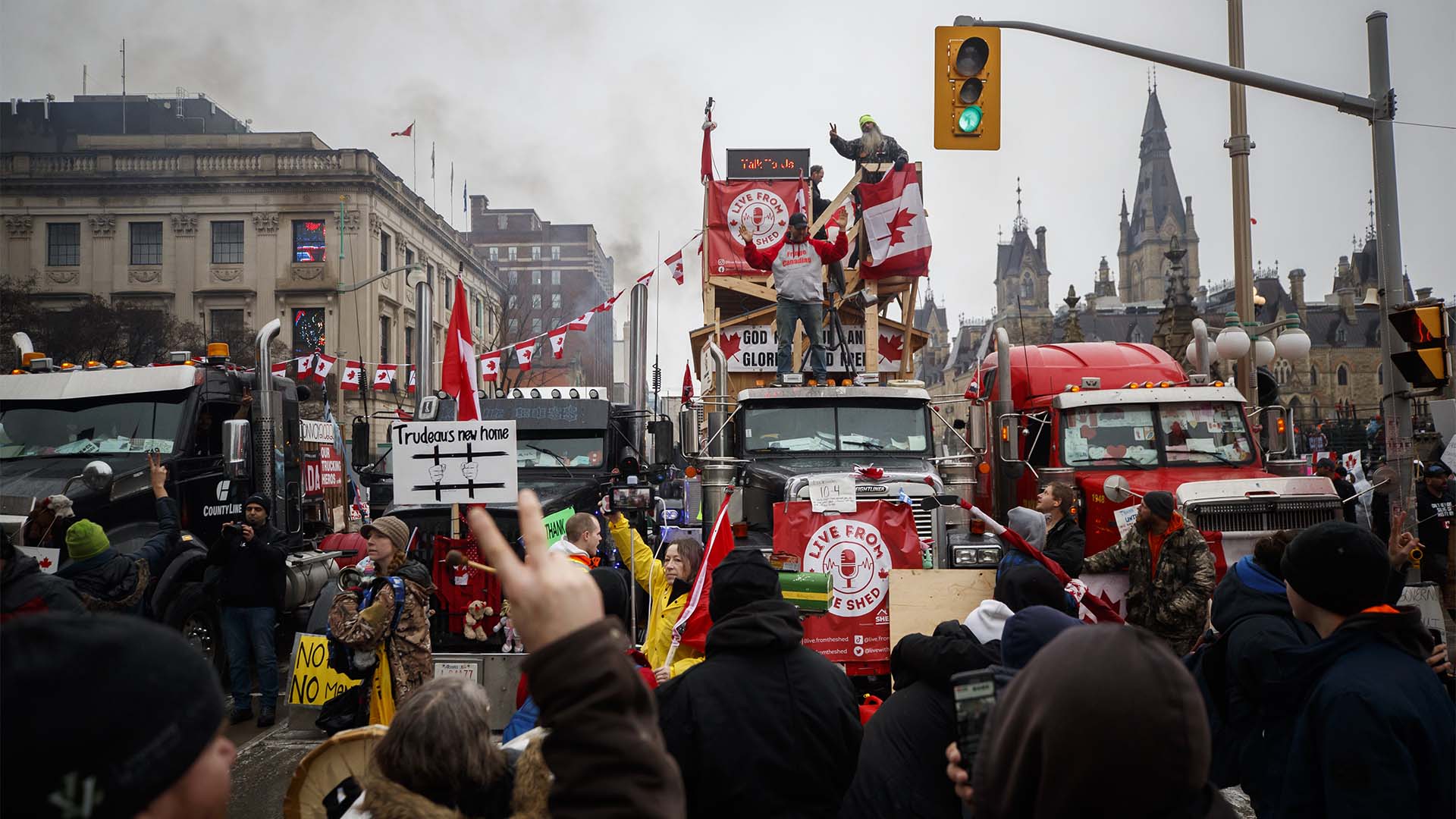 Les manifestants et les partisans se rassemblent pour écouter les orateurs au centre-ville d'Ottawa alors qu'une protestation contre les mesures COVID-19 qui s'est transformée en une manifestation antigouvernementale, le jeudi 17 février 2022. 