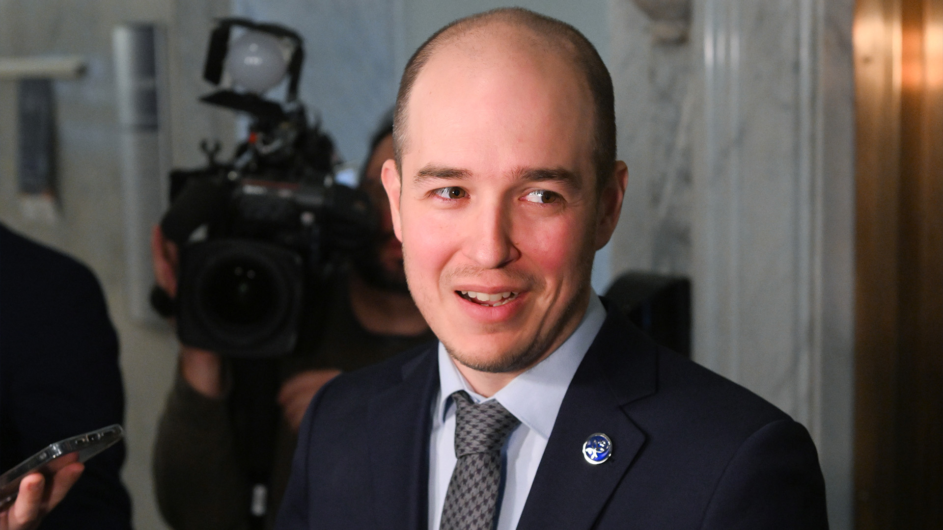 Le leader parlementaire de Québec solidaire, Alexandre Leduc, répond aux questions des journalistes le mercredi 2 novembre 2022 à l'Assemblée législative de Québec.