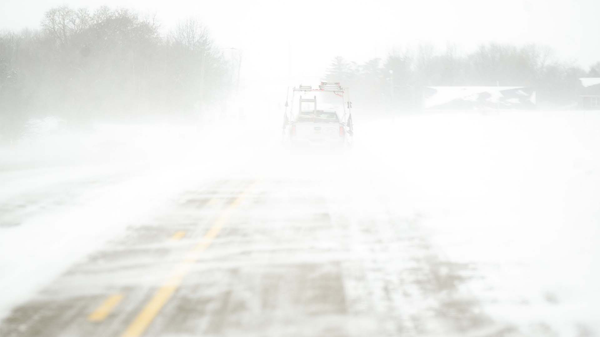 Le vent souffle sur une route verglacée le jeudi 22 décembre 2022, à North Liberty, Iowa. Les températures ont chuté rapidement jeudi alors qu'une tempête hivernale s'est formée avant le week-end de Noël.