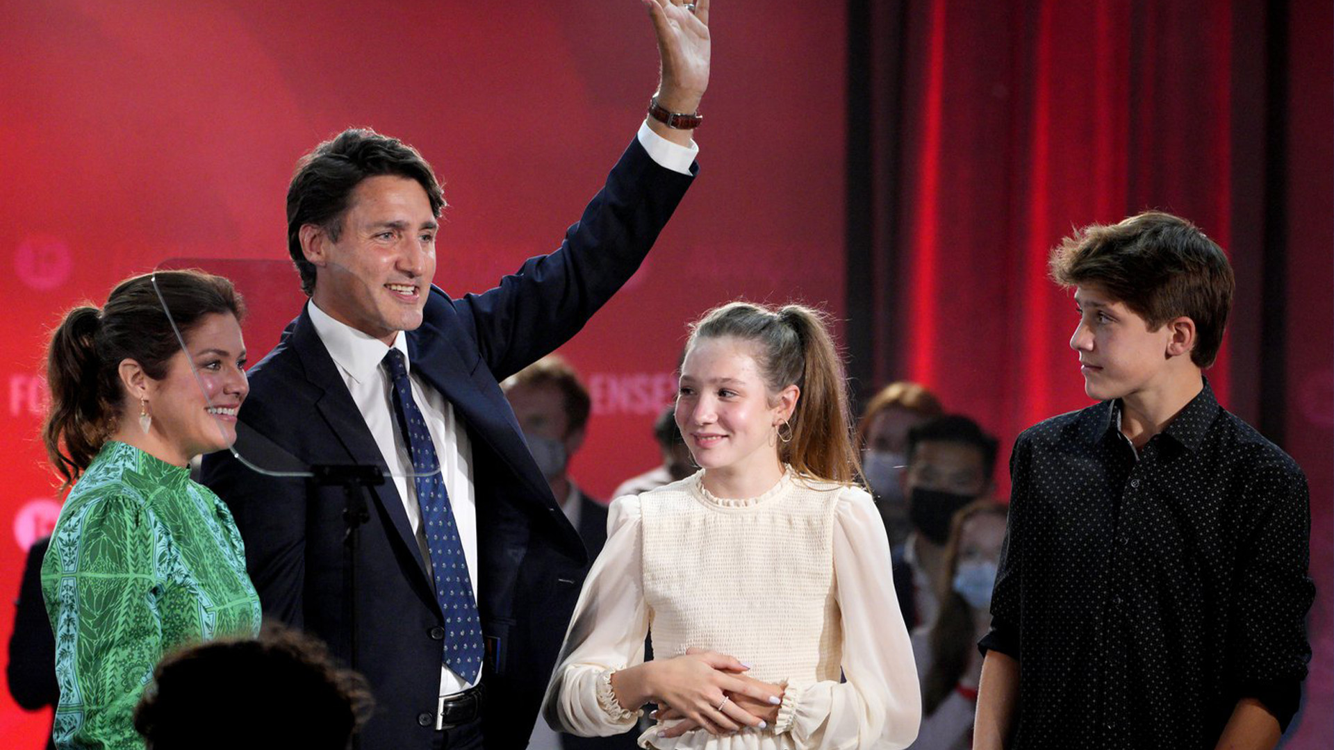 Le premier ministre Justin Trudeau est rejoint sur scène par son épouse Sophie Grégoire Trudeau, à gauche, et les enfants Ella-Grace et Xavier, à droite, à la suite de son discours de victoire au siège de la campagne du Parti à Montréal, tôt le mardi 21 septembre 2021.