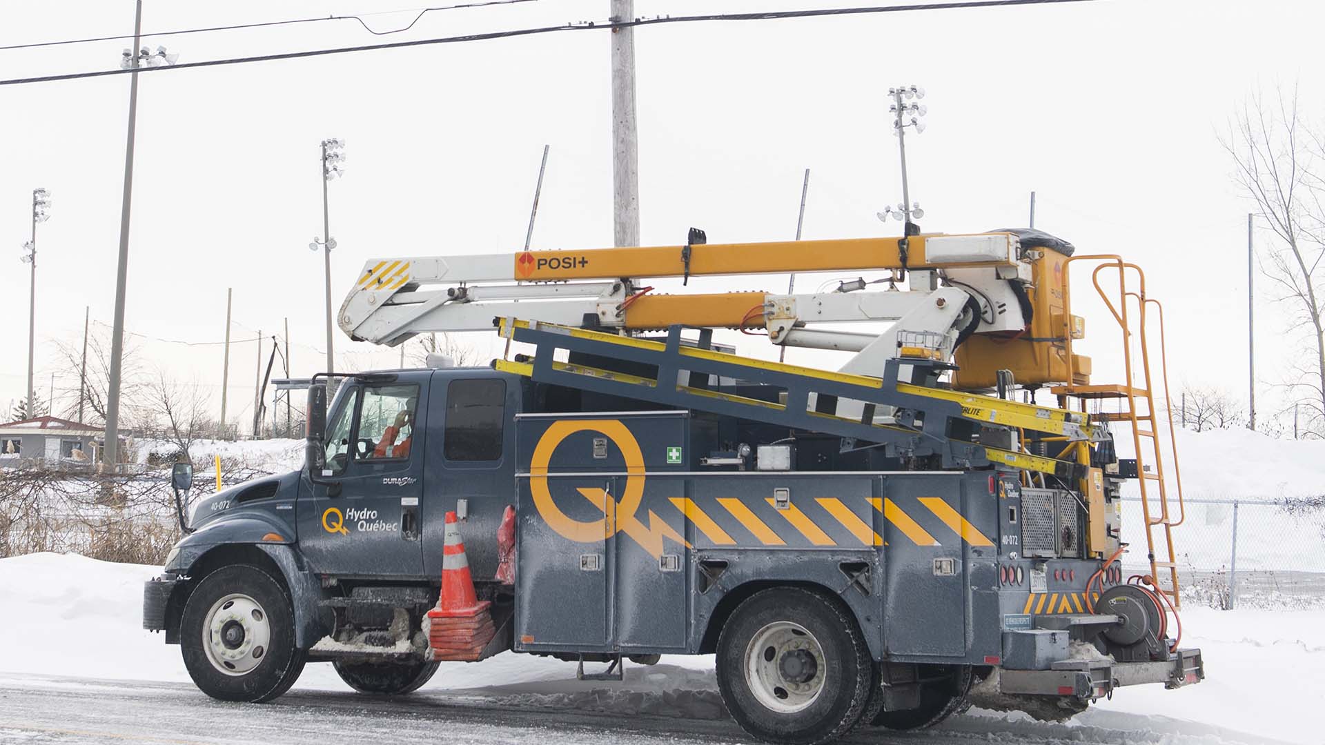 Sur cette : un camion Hydro-Québc dans un secteur sans électricité à Montréal, le samedi 24 décembre 2022, à la suite d'une tempête hivernale dans la région. 