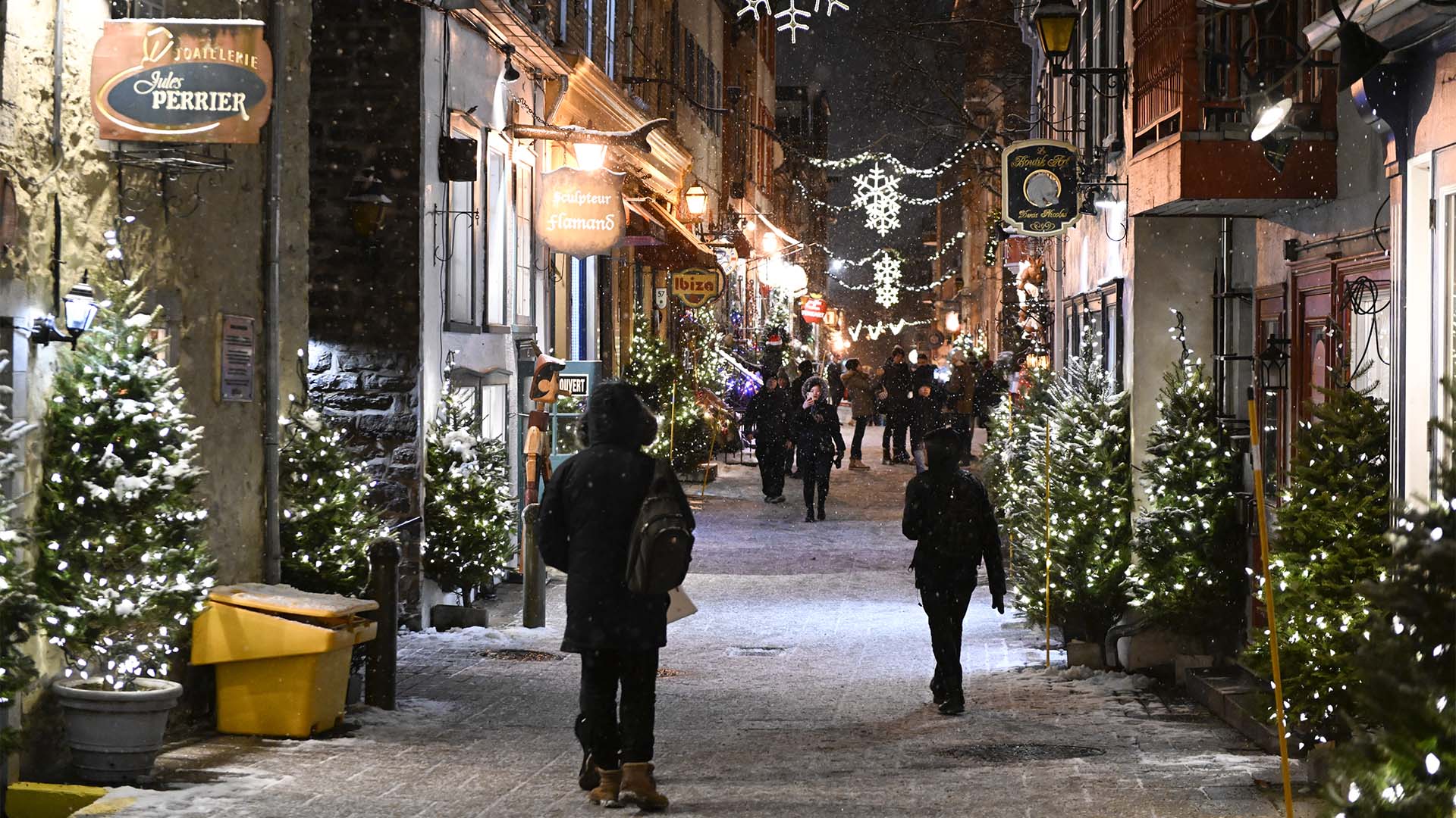 Des passants dans les rues de Québec, le 21 décembre 2022.