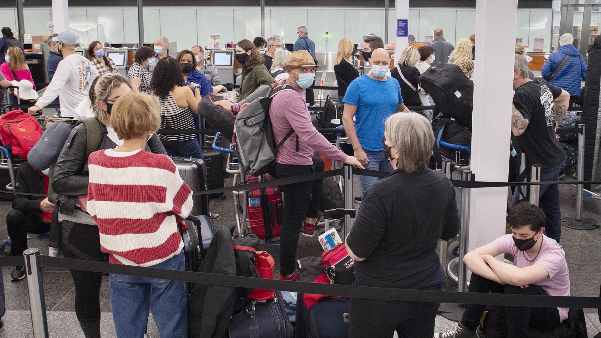 Des centaines de Canadiens se précipitent pour rentrer chez eux après l'annulation de leurs vols Sunwing au Mexique.