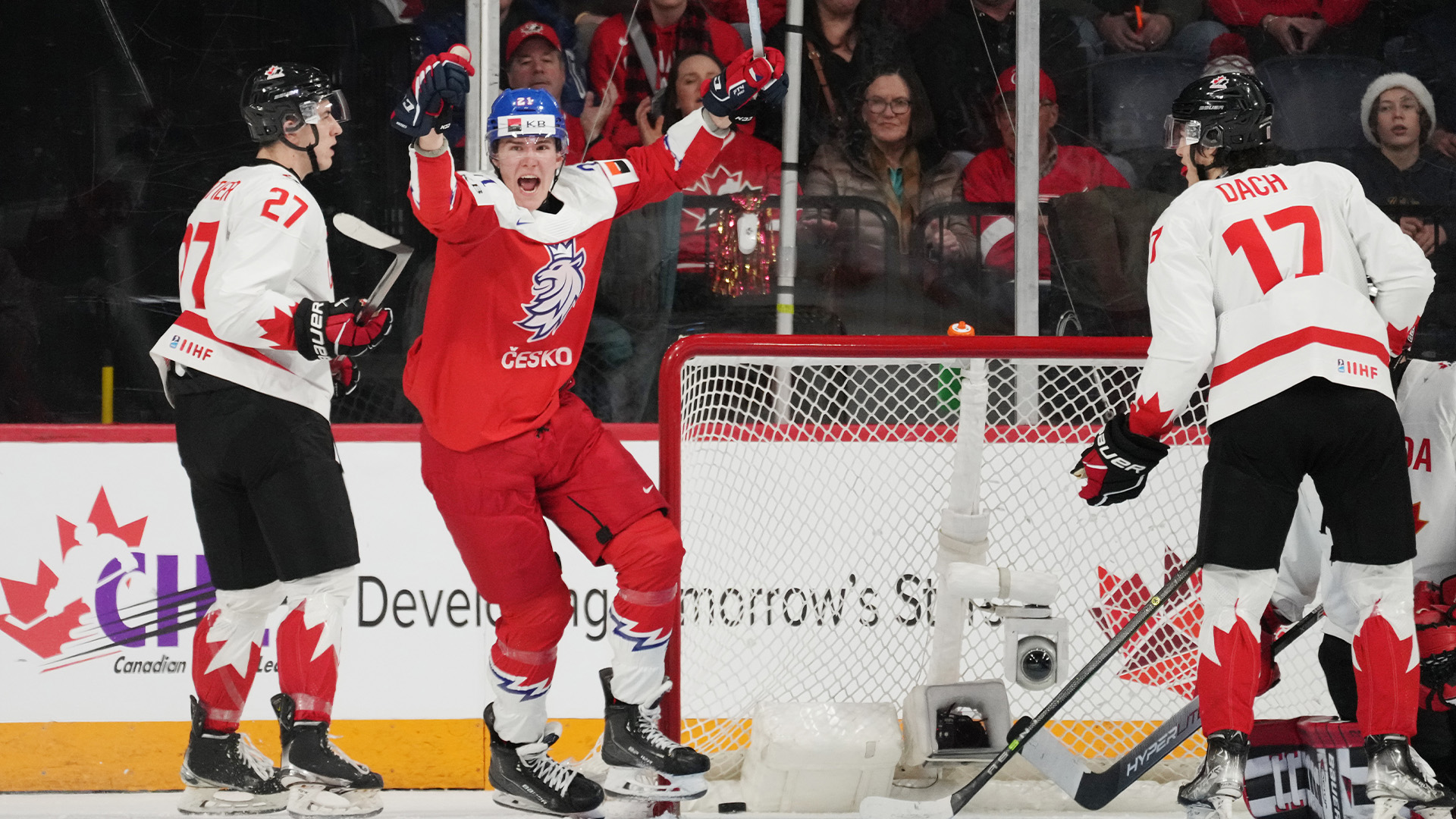 La Tchéquie a profité d'un avantage numérique de cinq minutes pour faire scintiller la lumière rouge à deux reprises et elle a pris la mesure de l'Unifolié 5-2, lundi, lors du Championnat mondial de hockey junior.