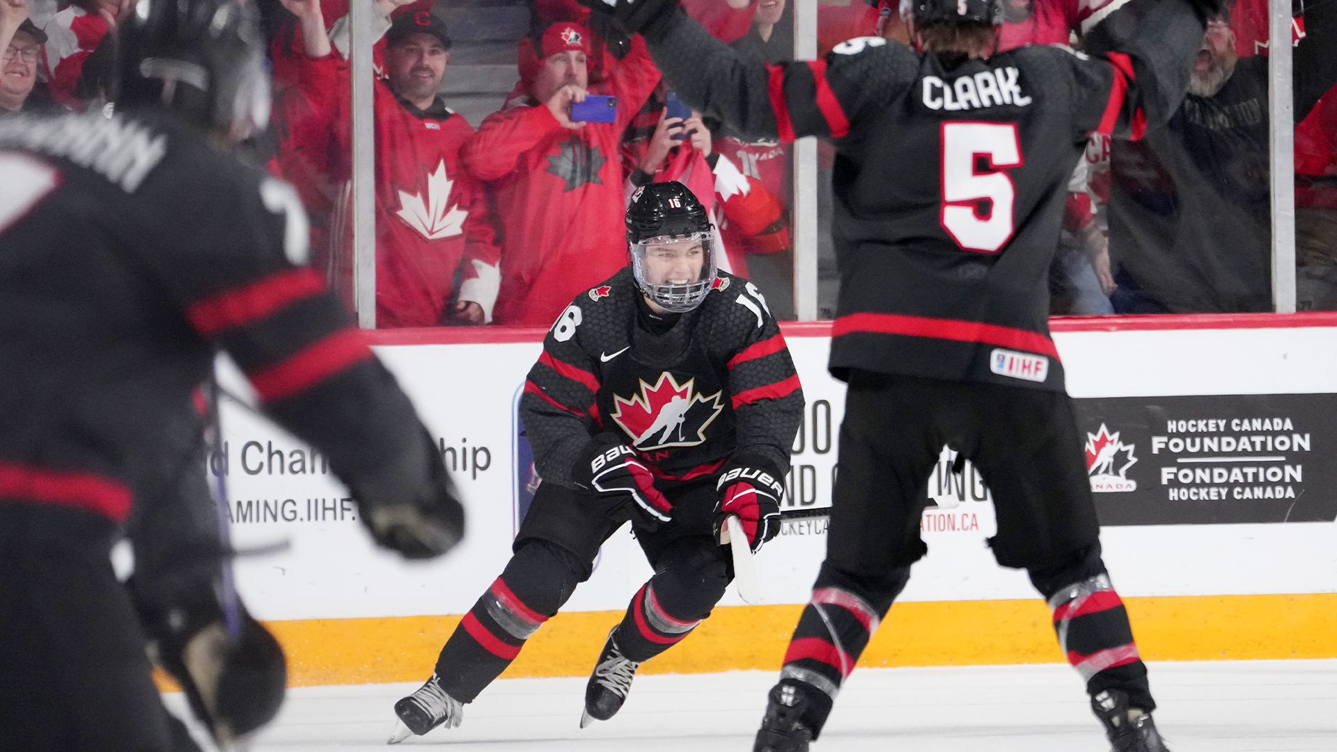 En marquant un but sensationnel en prolongation permettant au Canada d’accéder aux demi-finales du Championnat mondial de hockey junior, Connor Bedard a par le fait même établi quatre nouveaux records pour un Canadien à ce tournoi.