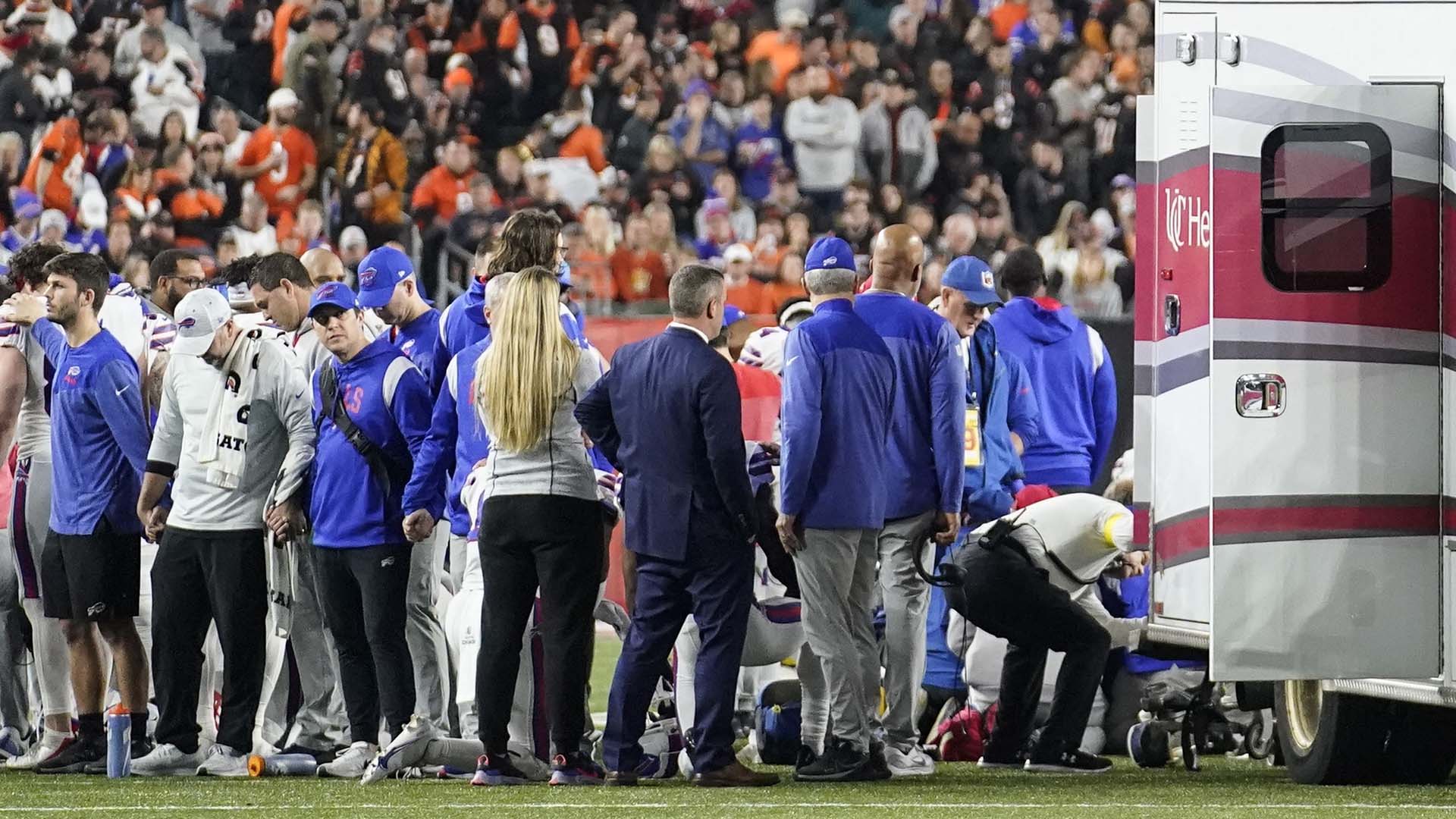 Du personnel des Bills de Buffalo et des joueurs étaient rassemblés près de l'ambulance qui allait transporter le demi de sûreté Damar Hamlin à l'hôpital après son arrêt cardiaque, le 2 janvier 2023 en plein match de la NFL.
