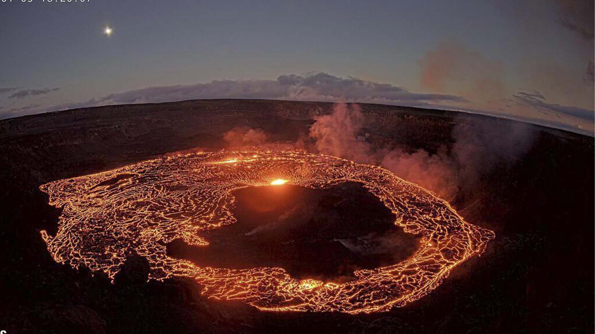 Cette image fournie par l'U.S. Geological Survey montre le volcan Kilauea d'Hawaï, le jeudi 5 janvier 2023. Le volcan Kilauea d'Hawaï a commencé à éclater à l'intérieur de son cratère sommital jeudi, a déclaré l'U.S. Geological Survey.