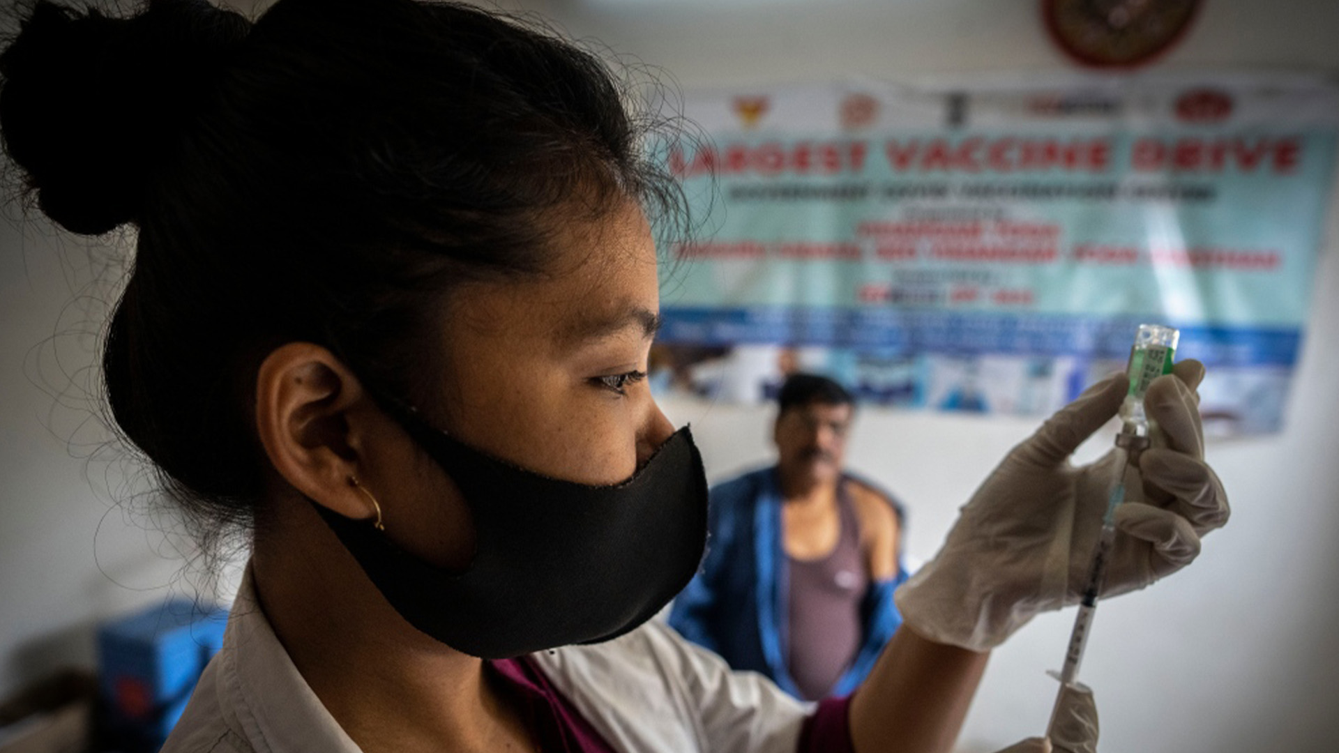 Une infirmière se prépare à administrer le vaccin contre le COVID-19 dans un centre de vaccination privé à Gauhati, en Inde, le 10 avril 2022.
