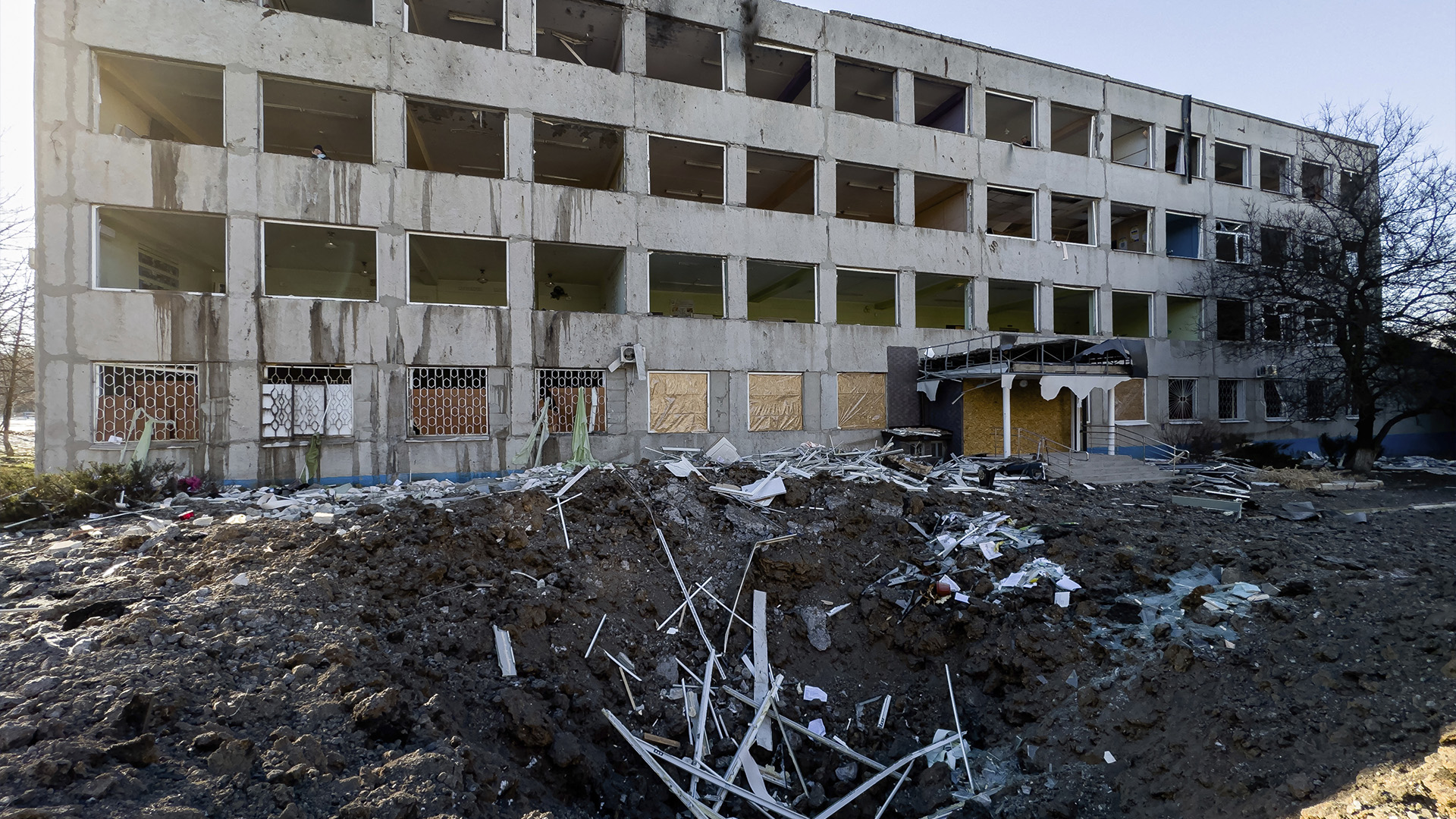 Des journalistes de l'Associated Press visitant les lieux par temps ensoleillé lundi ont vu un bâtiment en béton de quatre étages avec la plupart de ses fenêtres soufflées. À l'intérieur, les habitants nettoyaient les débris. 
