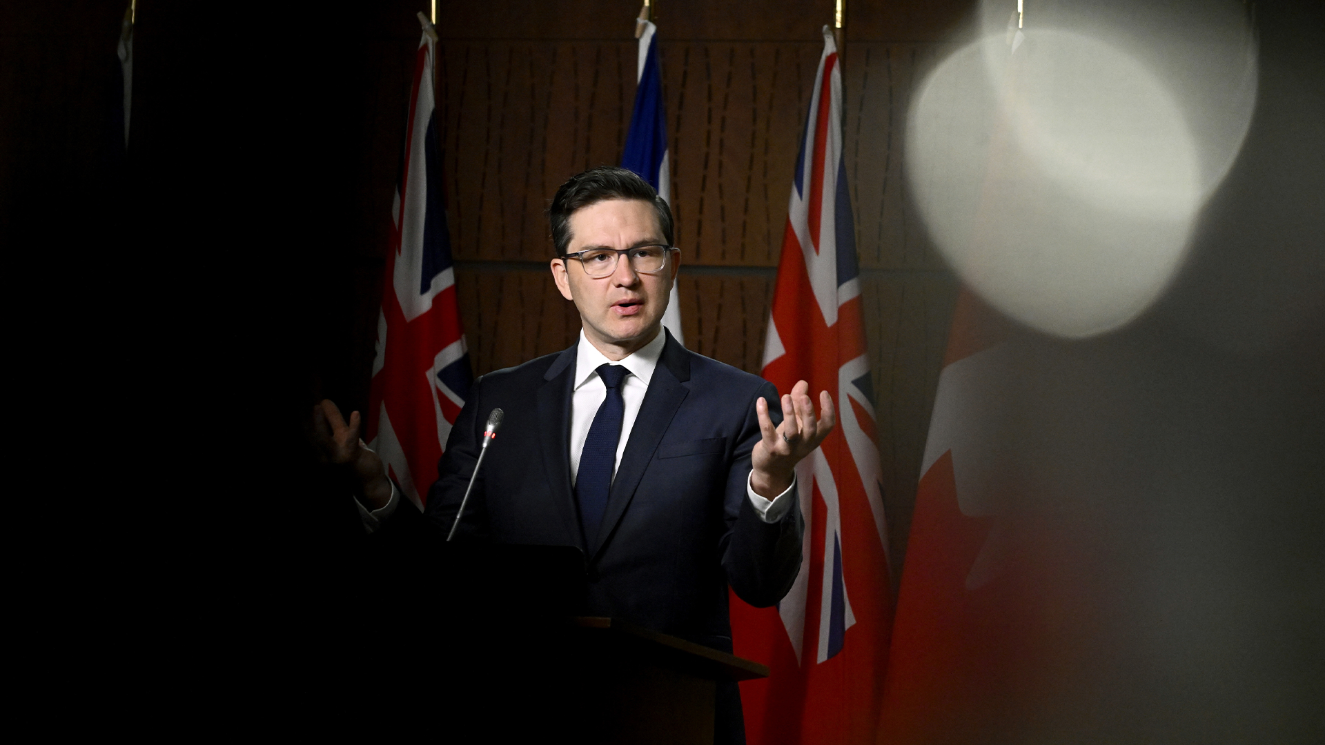 Le chef conservateur a évité mardi de commenter directement les propos de son député Richard Martel qui a été critiqué par plusieurs pour avoir qualifié de «réfugiés illégaux» une femme salvadorienne et son fils arrivés au Canada par le chemin Roxham.