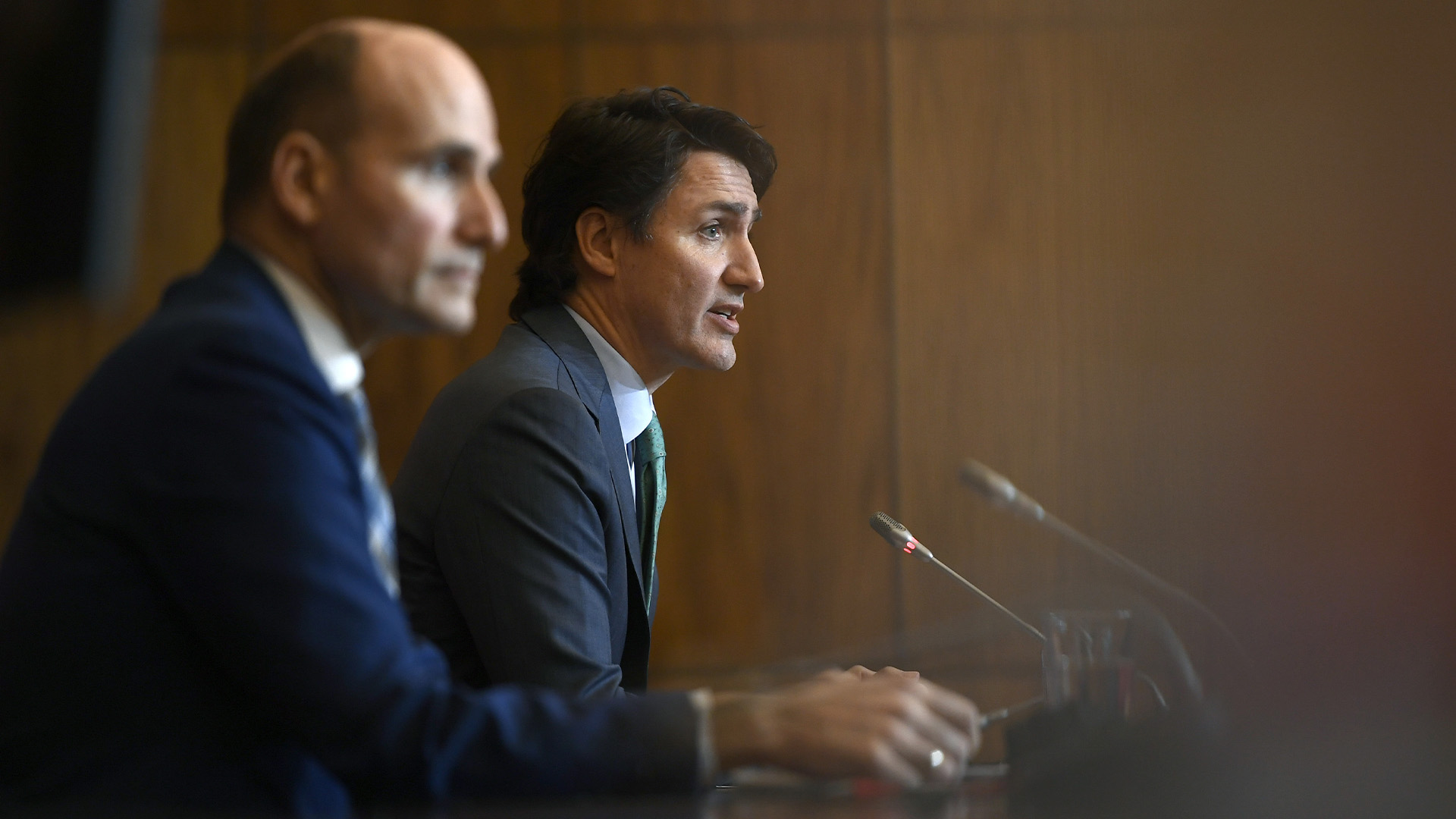 Le premier ministre Justin Trudeau et le ministre de la Santé Jean-Yves Duclos participent à une conférence de presse à Ottawa, le mercredi 5 janvier 2022.