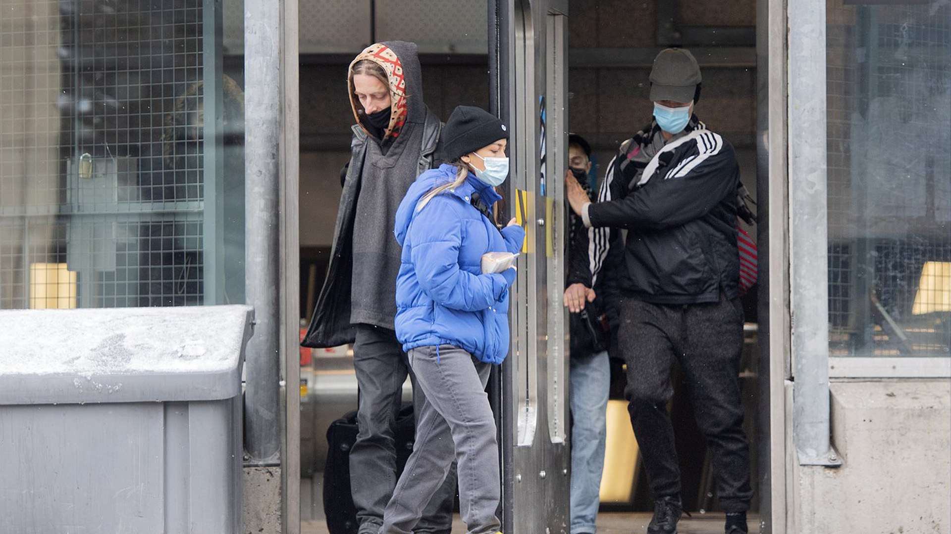 Les gens portent des masques faciaux en quittant une station de métro à Montréal, le samedi 12 mars 2022, alors que la pandémie de COVID-19 se poursuit au Canada.