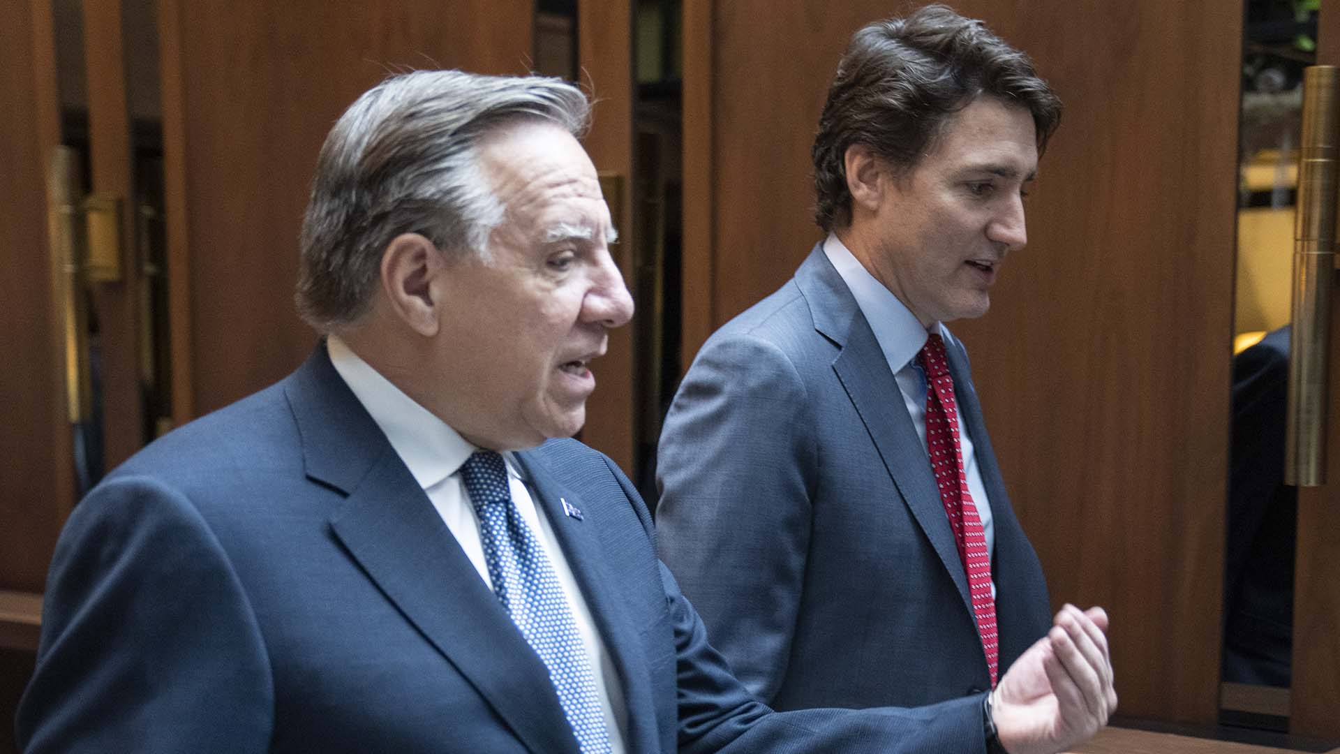 François Legault (à l'avant-plan) avec Justin Trudeau lors d'ue rencontre en décembre 2022.