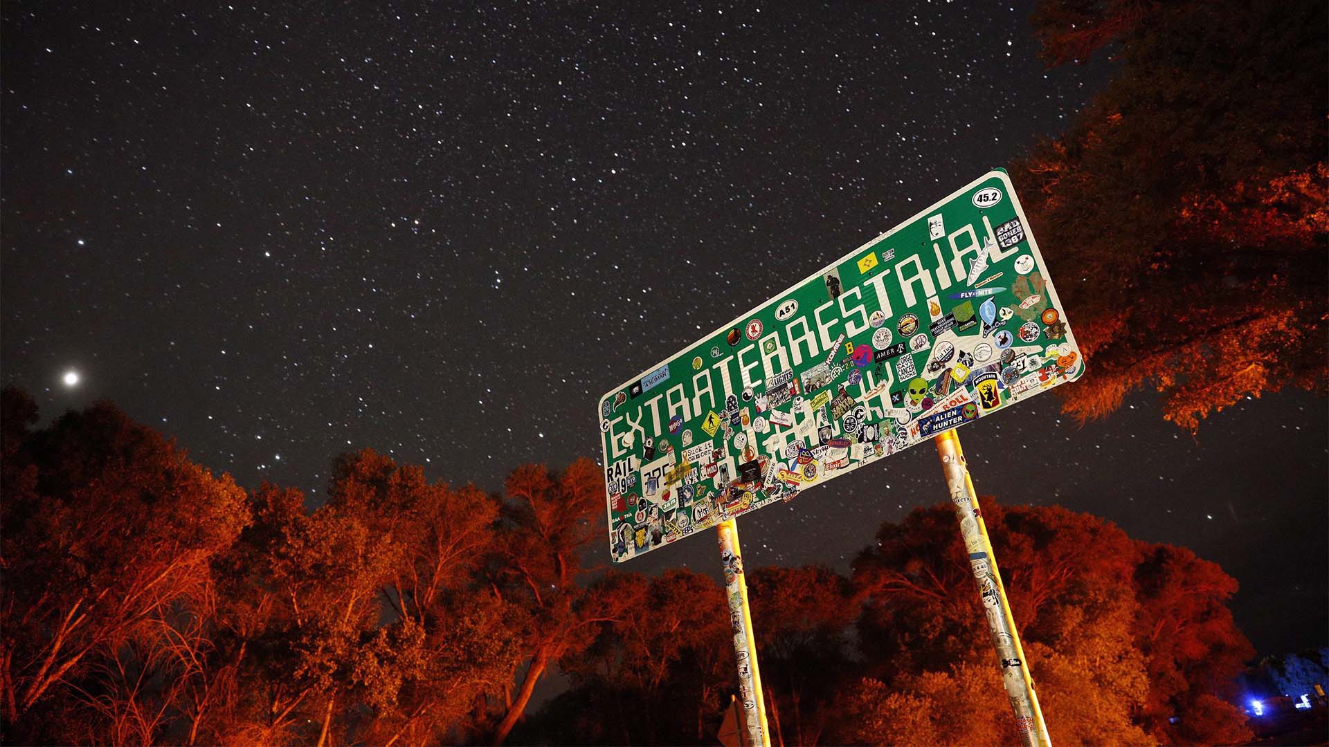 Un panneau annonce la route nationale 375 ou «l'autoroute extraterrestre», à Crystal Springs, Nevada, près de la zone 51.