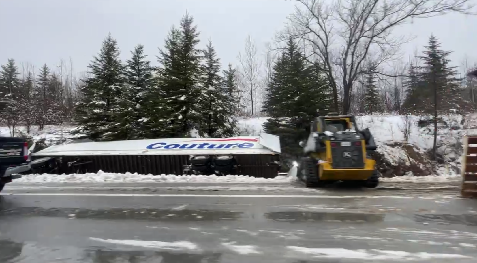Un camion transportant des copeaux de bois s'est renversé sur l'A-10 en direction Ouest vers 3h30 vendredi matin.