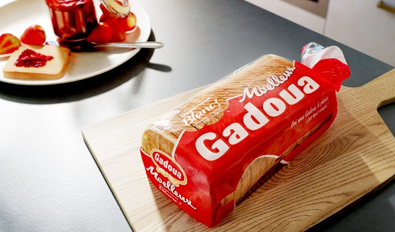Un emballage de pain Gadoua sur une planche de bois