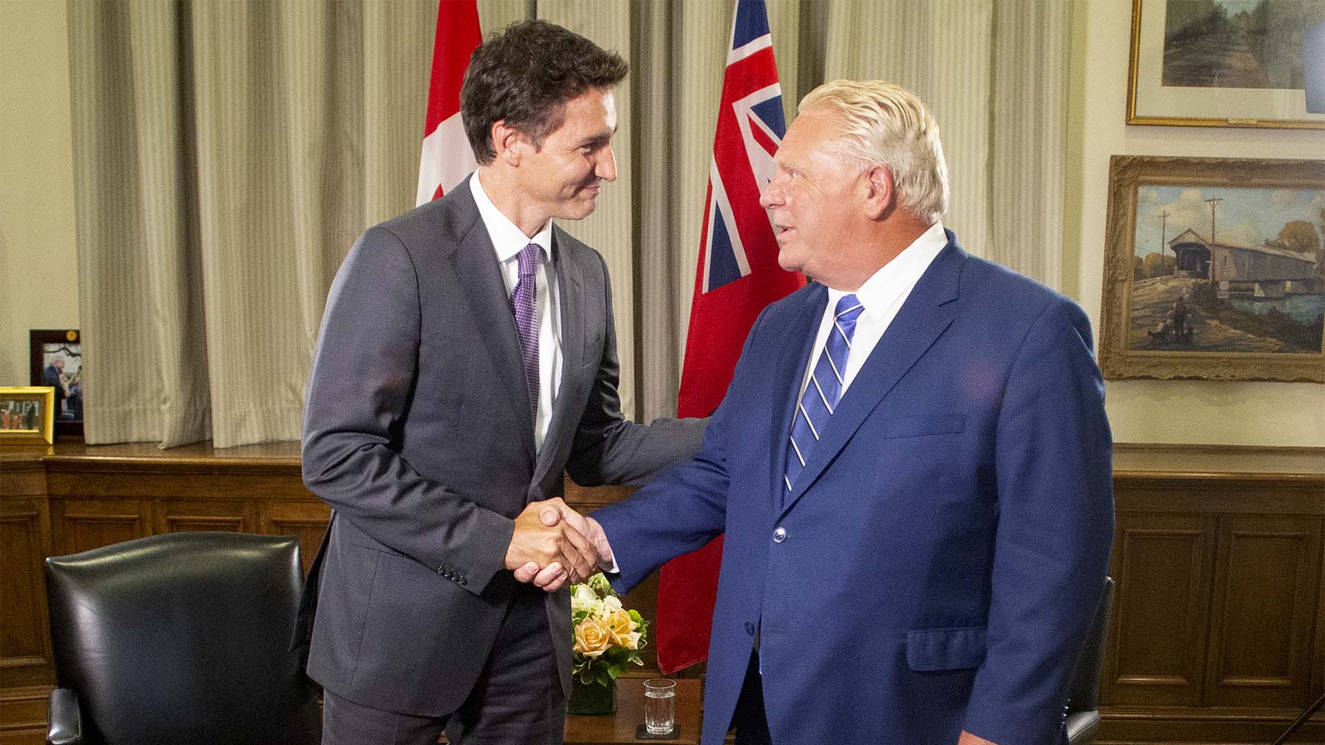 Le premier ministre Justin Trudeau (à gauche) rencontre le premier ministre de l'Ontario Doug Ford, à l'Assemblée législative de Queens Park, à Toronto, le mardi 30 août 2022.