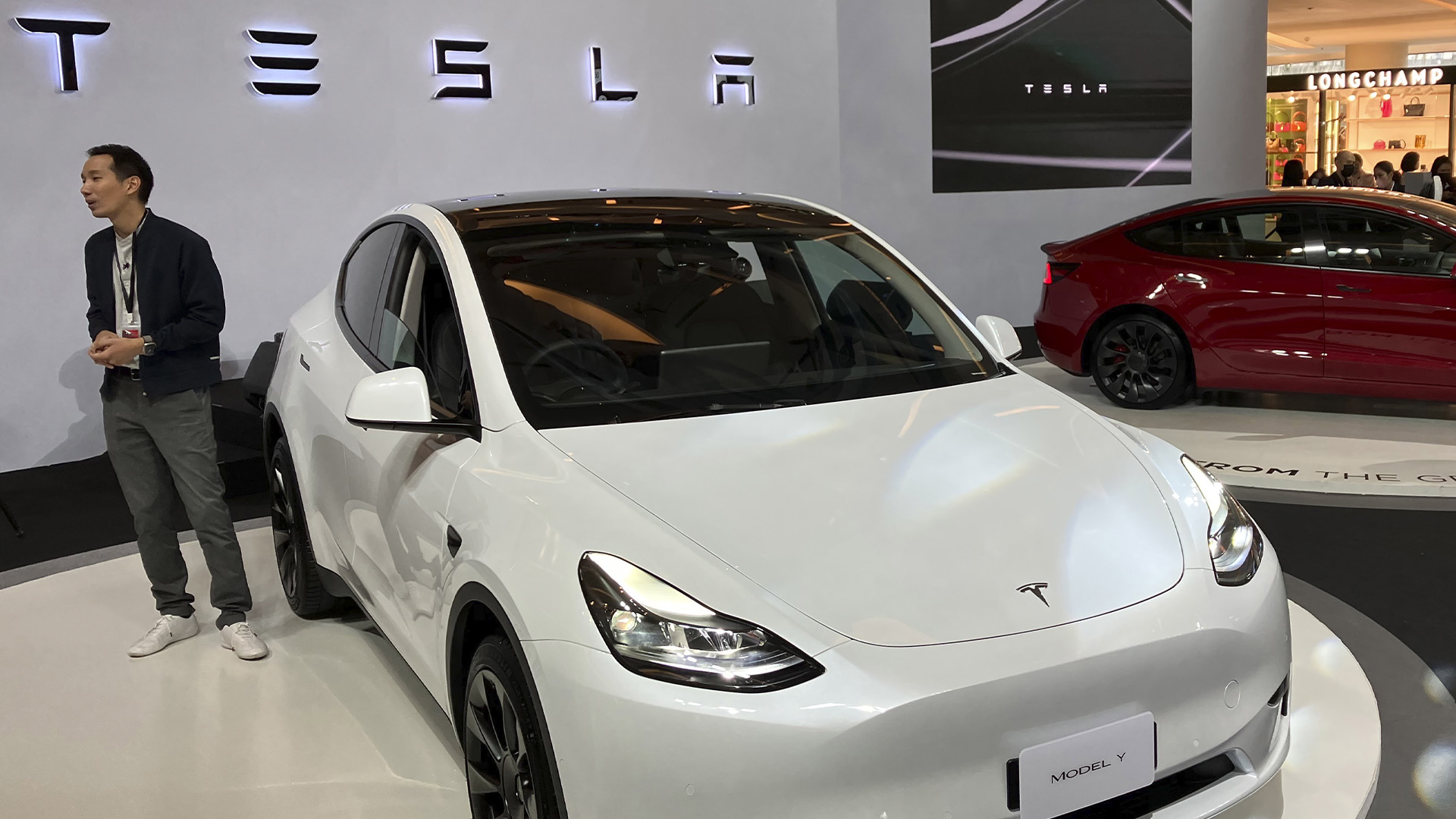Les véhicules électriques Tesla sont exposés lors d'un événement de lancement public le mercredi 7 décembre 2022 à Bangkok, en Thaïlande.
