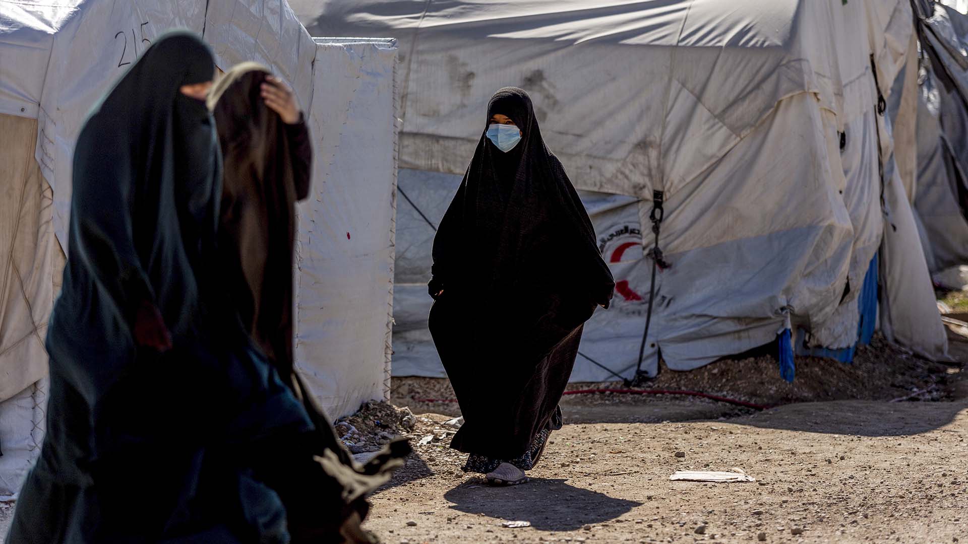 Des femmes marchent dans le camp de détention de Roj, dans le nord-est de la Syrie, le 9 février 2022. 
