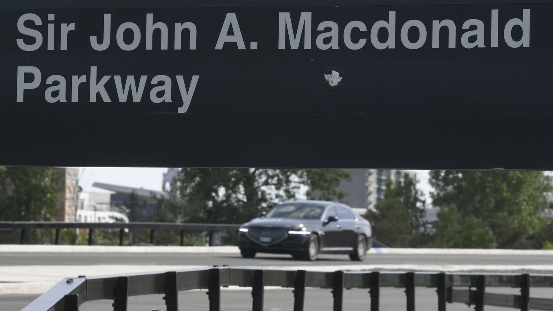 La Commission de la capitale nationale (CCN) doit faire le point jeudi matin sur le changement de nom de la promenade Sir John A. Macdonald, à Ottawa.