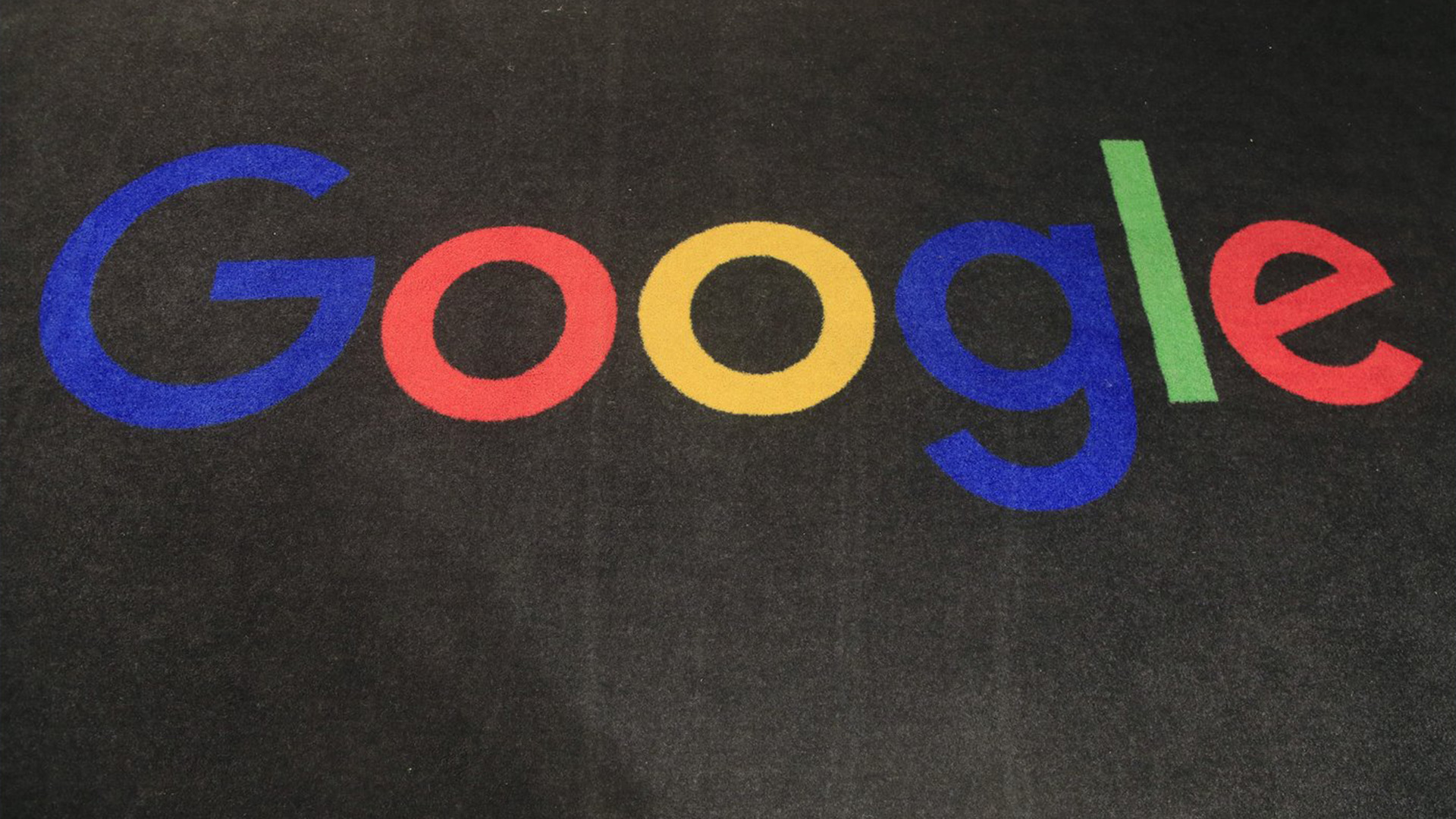 Le logo de Google s'affiche sur un tapis du hall d'entrée de Google France à Paris, le 18 novembre 2019.