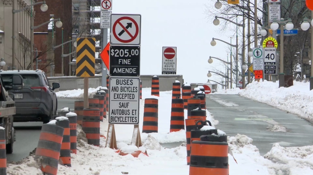 Un tronçon de la rue Wellington à Ottawa demeure fermé à la circulation depuis près d'un an en réaction aux menaces causées par le Convoi de la Liberté l'hiver dernier.