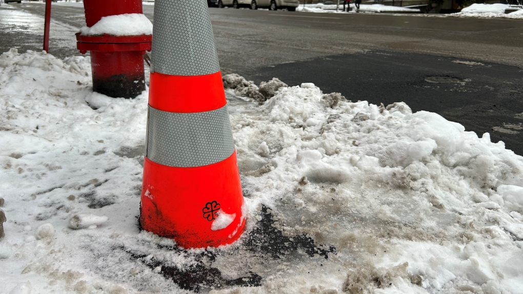 Ceux qui passent par la rue Sherbrooke Ouest devant le l’hôtel Ritez Carlton ont pu apercevoir cette semaine un petit cône orange cimenté directement dans le trottoir.
