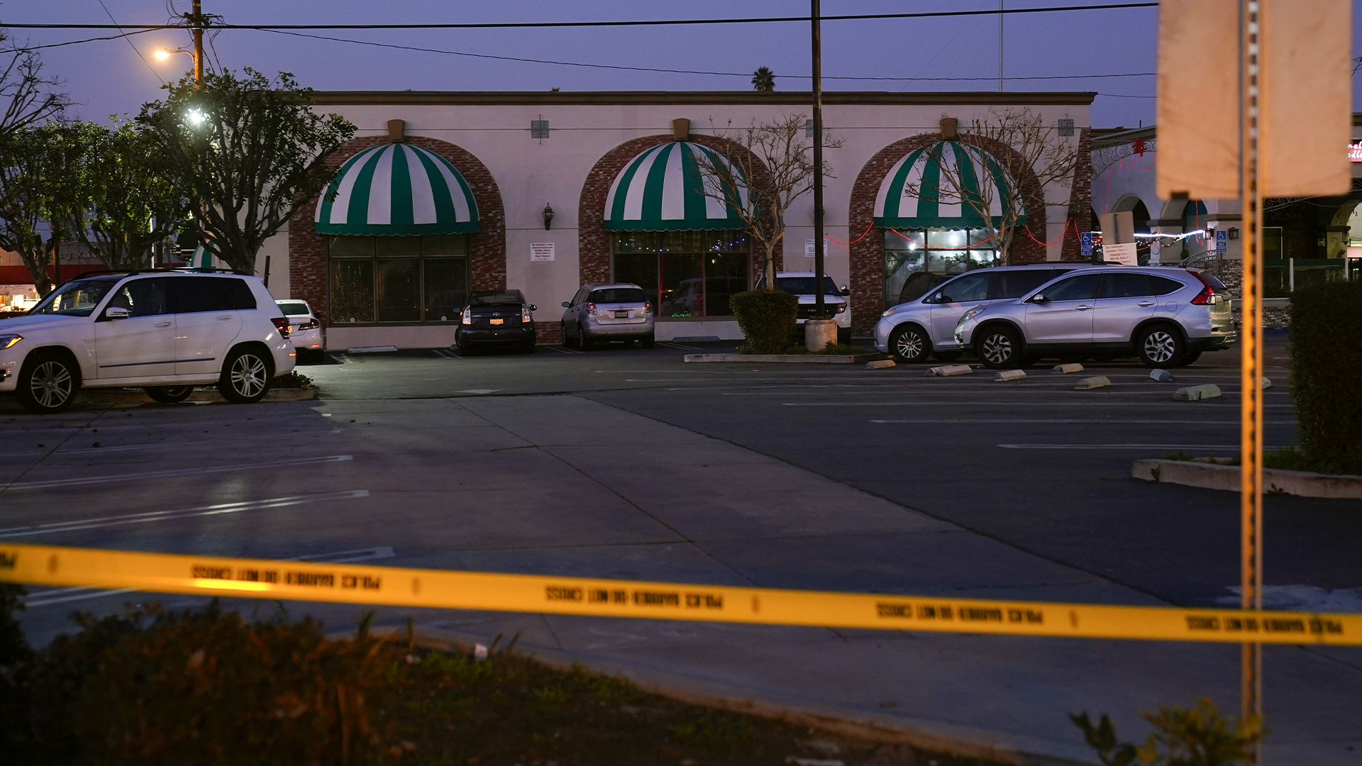 Les autorités affirment que le suspect de la fusillade dans un club de danse californien qui a fait 10 morts et 10 blessés s'est suicidé avec une arme à feu. 