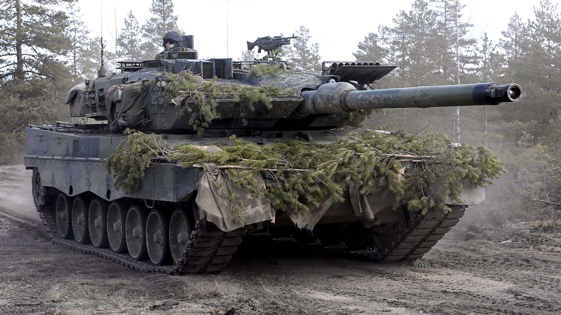 Un char de combat Leopard de la brigade blindée est vu pendant l'exercice mécanisé de l'armée Arrow 22 à la garnison Niinisalo à Kankaanp, Finlande, le 4 mai 2022.