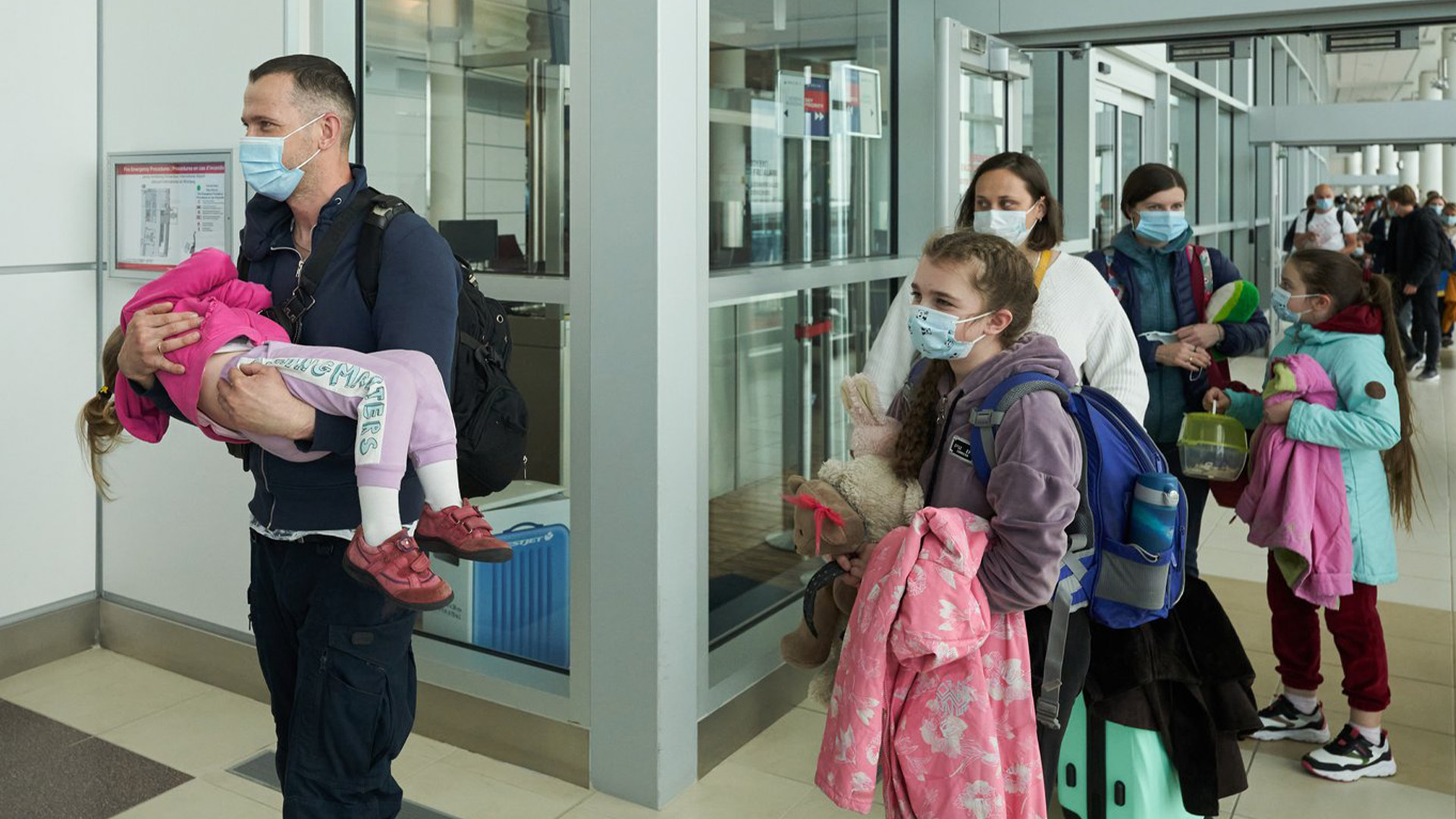 Des ressortissants ukrainiens fuyant l'invasion russe en cours de l'Ukraine arrivent à l'aéroport international Richardson, à Winnipeg, le lundi 23 mai 2022. Les États-Unis lancent un nouveau programme privé de parrainage de réfugiés basé sur un système similaire au Canada.