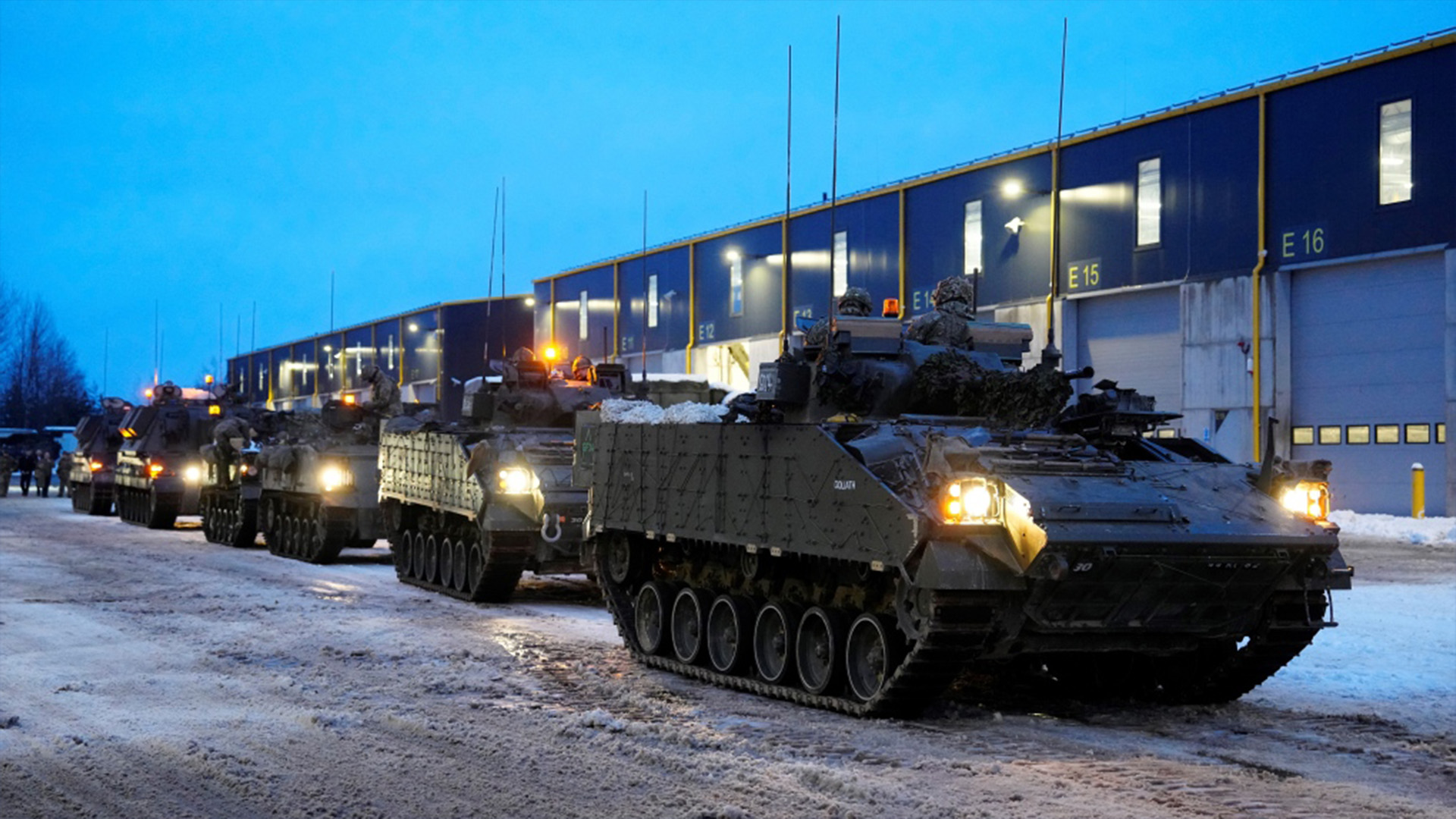 Les véhicules blindés britanniques se préparent à se déplacer au camp militaire de Tapa, en Estonie, le jeudi 19 janvier 2023.